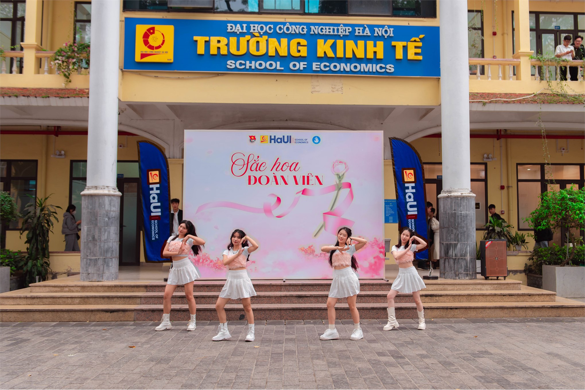 Rực rỡ sắc màu tại Cuộc thi cắm hoa nghệ thuật – chủ đề: `Sắc hoa Đoàn viên`