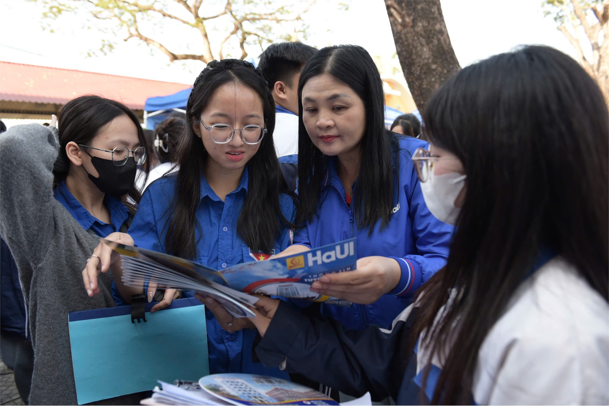 Trường Kinh tế, Đại học Công nghiệp Hà Nội tư vấn hướng nghiệp và tuyển sinh tại Trường THPT Hiệp Hòa số 3