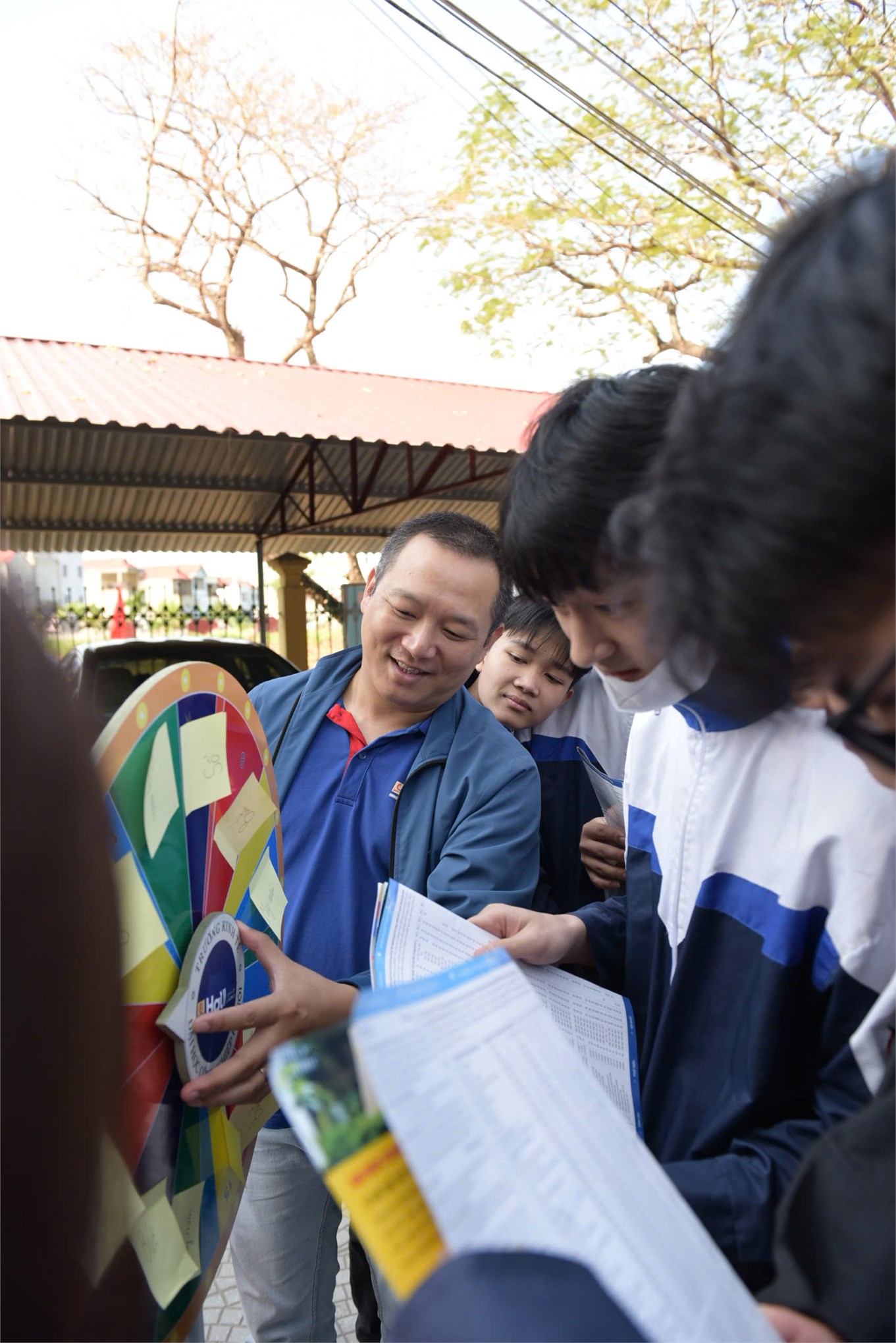 Trường Kinh tế, Đại học Công nghiệp Hà Nội tư vấn hướng nghiệp và tuyển sinh tại Trường THPT Hiệp Hòa số 3