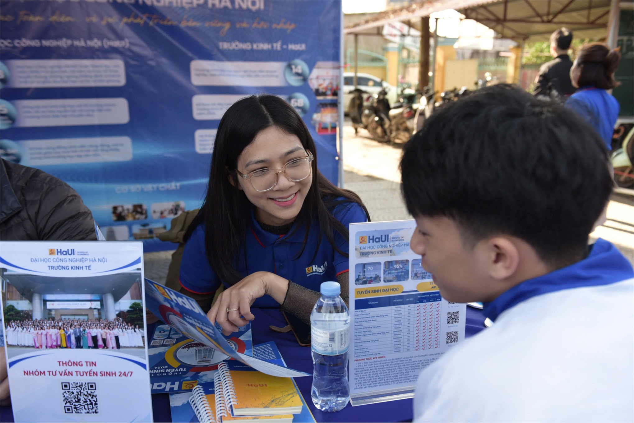 Trường Kinh tế, Đại học Công nghiệp Hà Nội tư vấn hướng nghiệp và tuyển sinh tại Trường THPT Hiệp Hòa số 3