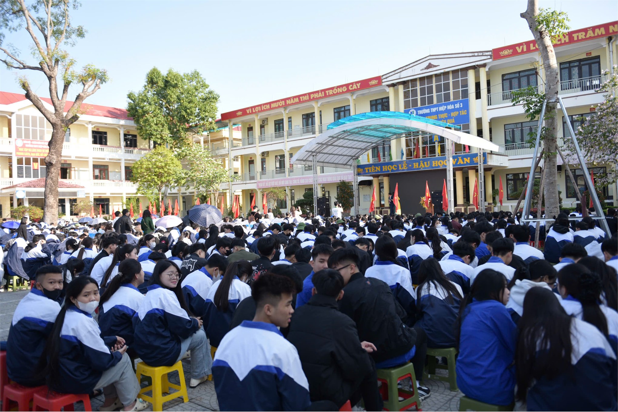 Trường Kinh tế, Đại học Công nghiệp Hà Nội tư vấn hướng nghiệp và tuyển sinh tại Trường THPT Hiệp Hòa số 3