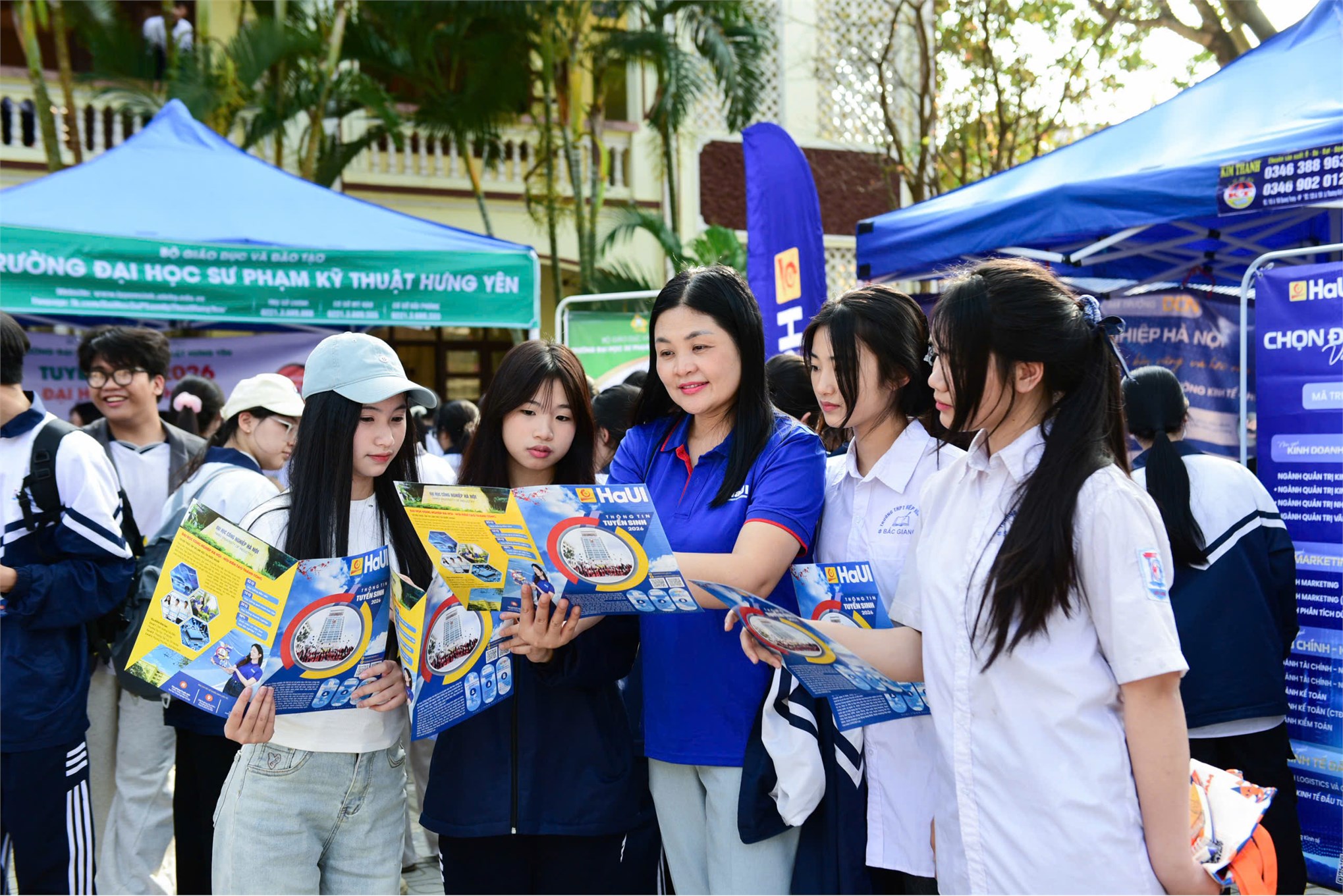 Trường Kinh tế, Đại học Công nghiệp Hà Nội tư vấn hướng nghiệp và tuyển sinh tại Trường THPT Hiệp Hòa số 2