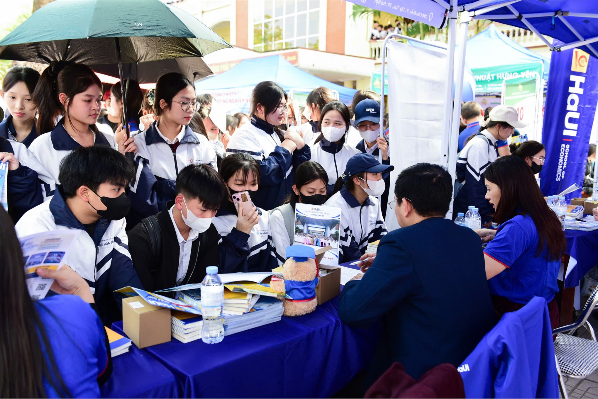 Trường Kinh tế, Đại học Công nghiệp Hà Nội tư vấn hướng nghiệp và tuyển sinh tại Trường THPT Hiệp Hòa số 2