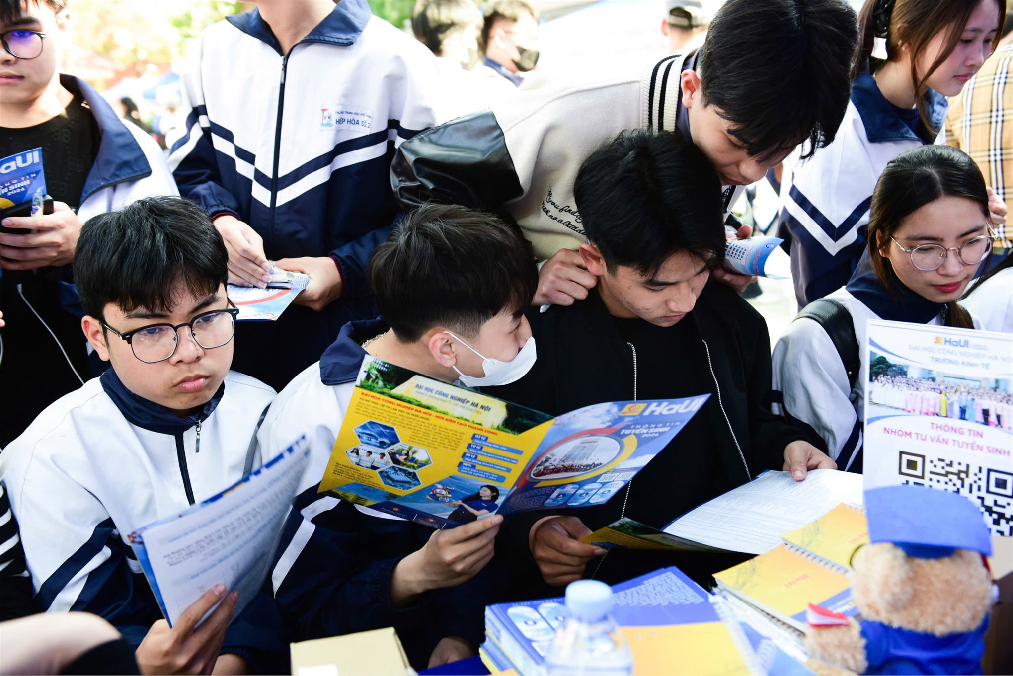 Trường Kinh tế, Đại học Công nghiệp Hà Nội tư vấn hướng nghiệp và tuyển sinh tại Trường THPT Hiệp Hòa số 2