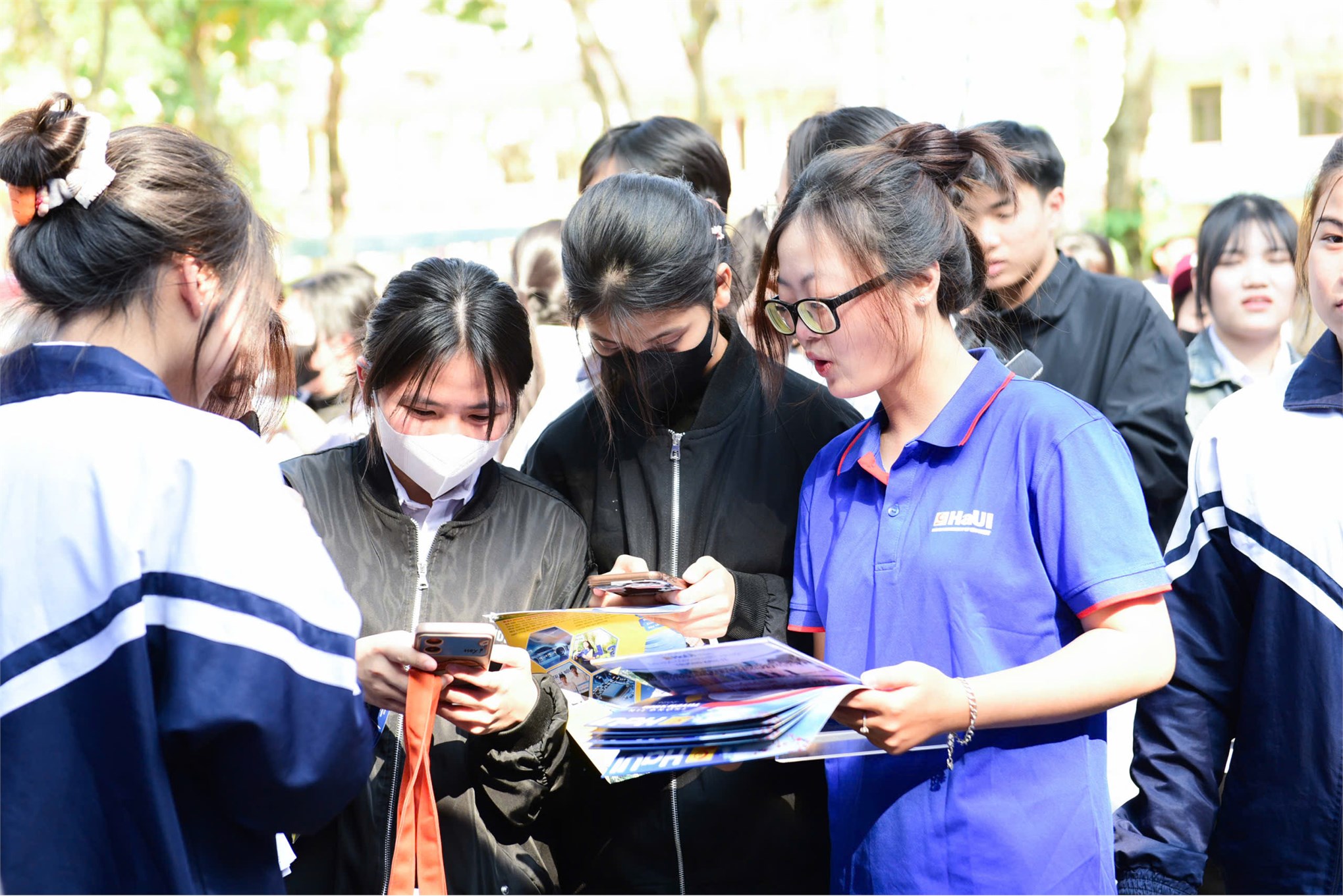 Trường Kinh tế, Đại học Công nghiệp Hà Nội tư vấn hướng nghiệp và tuyển sinh tại Trường THPT Hiệp Hòa số 2