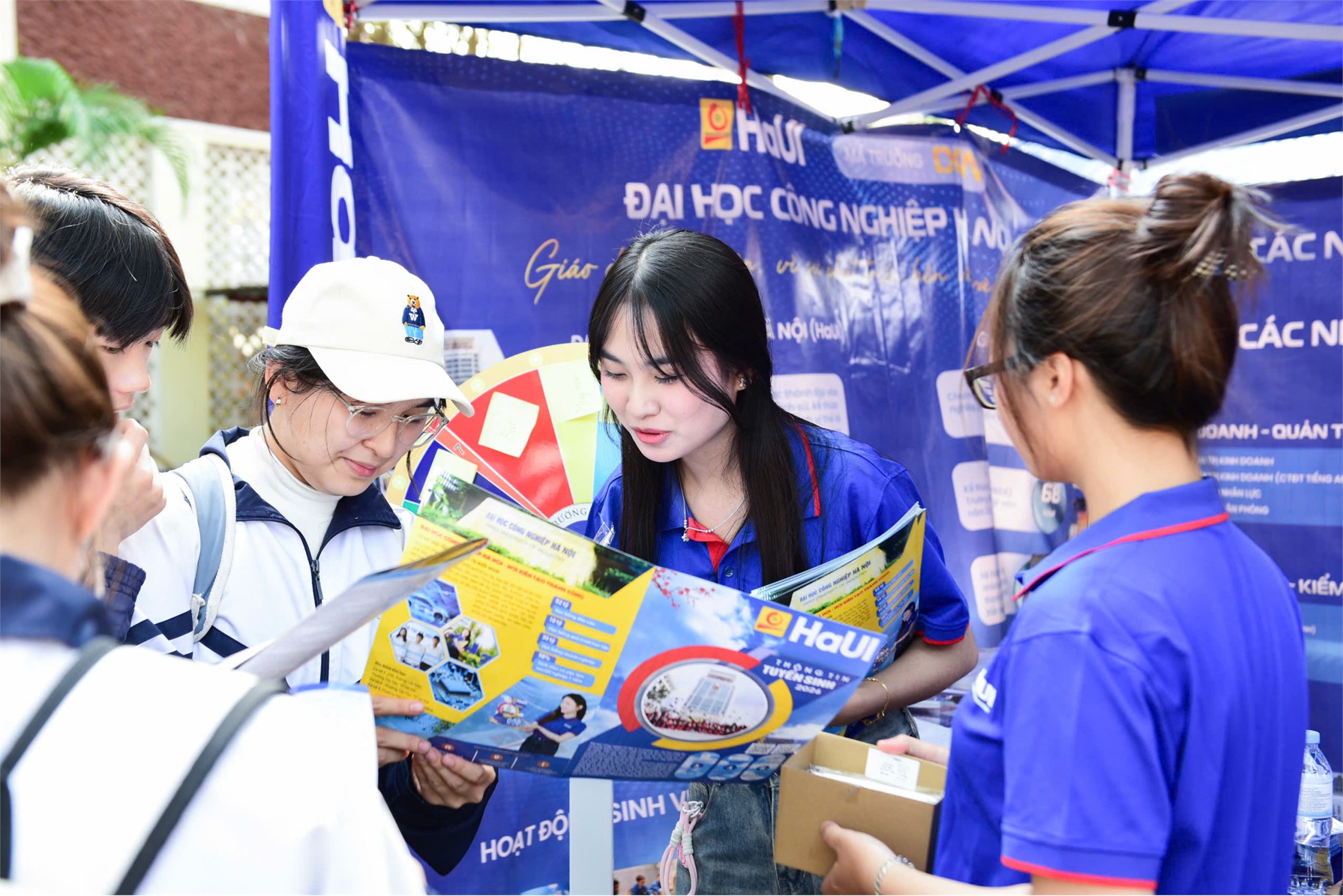 Trường Kinh tế, Đại học Công nghiệp Hà Nội tư vấn hướng nghiệp và tuyển sinh tại Trường THPT Hiệp Hòa số 2