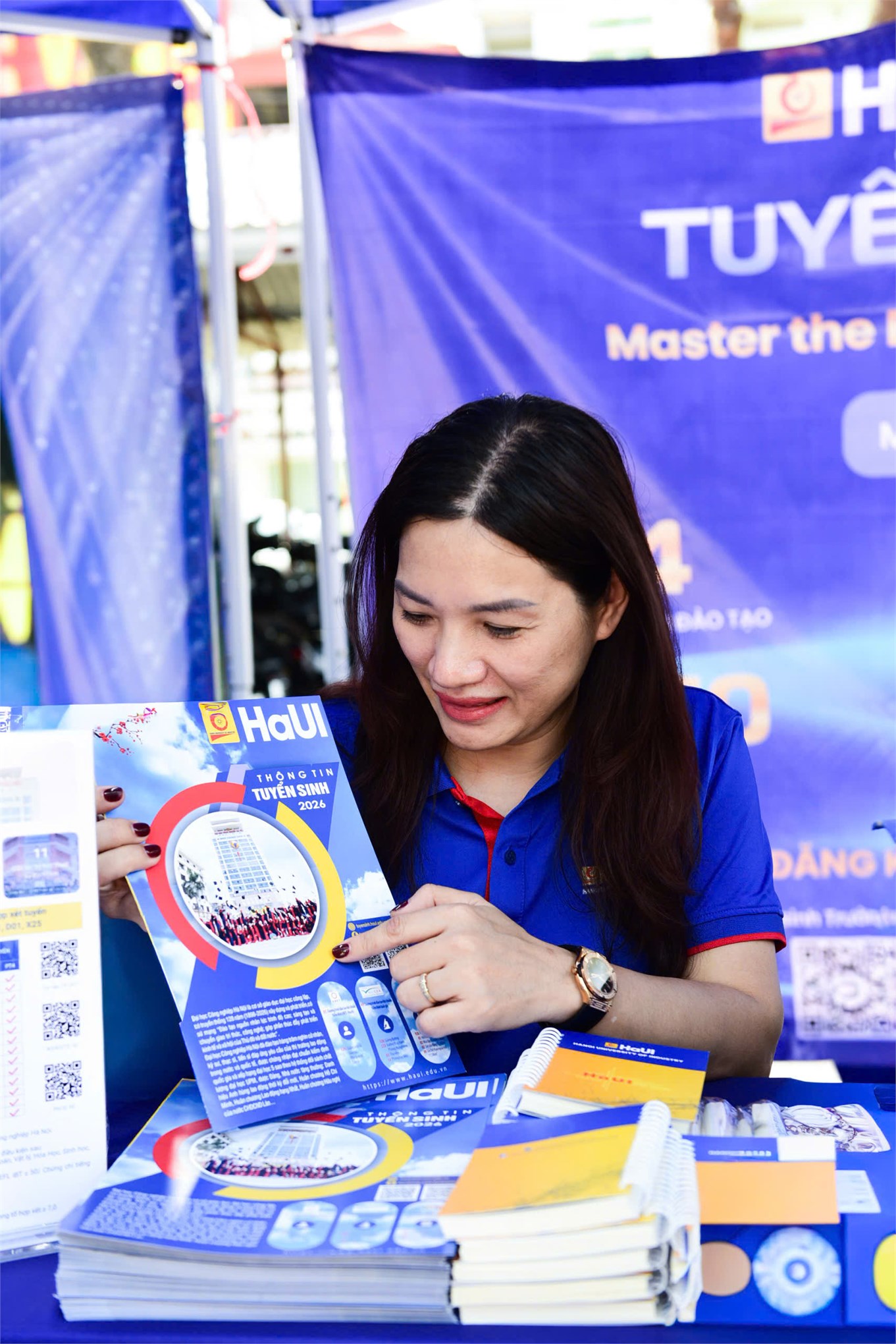 Trường Kinh tế, Đại học Công nghiệp Hà Nội tư vấn hướng nghiệp và tuyển sinh tại Trường THPT Hiệp Hòa số 2