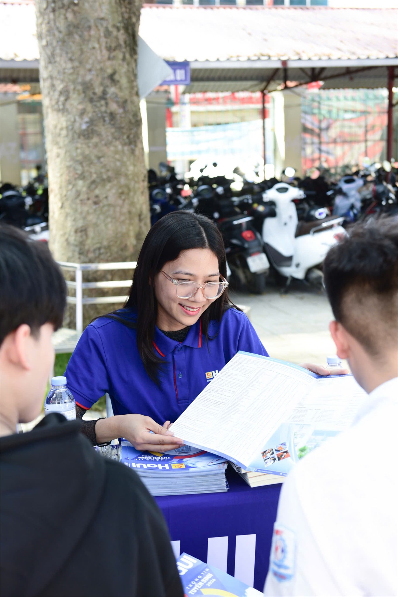 Trường Kinh tế, Đại học Công nghiệp Hà Nội tư vấn hướng nghiệp và tuyển sinh tại Trường THPT Hiệp Hòa số 2