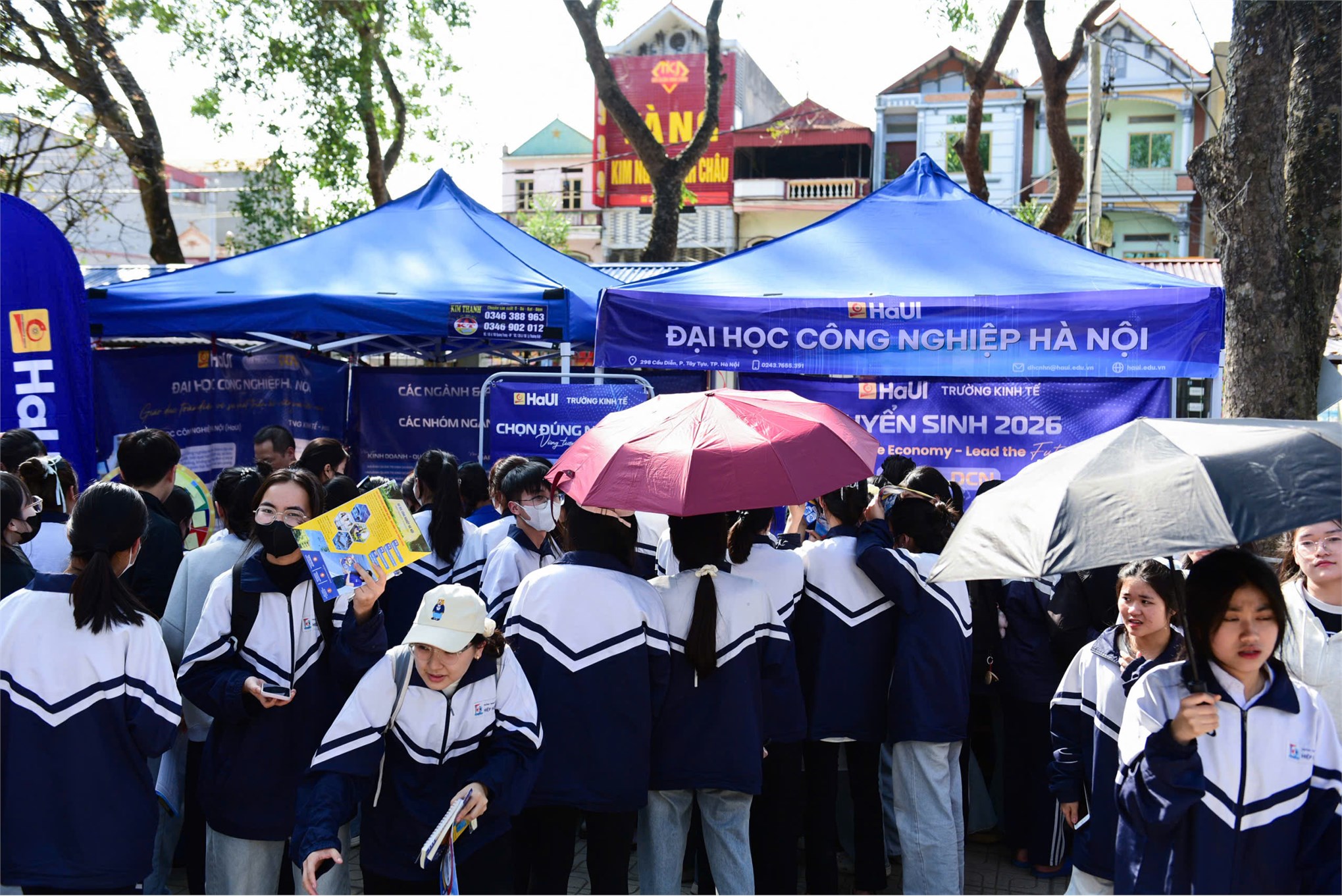 Trường Kinh tế, Đại học Công nghiệp Hà Nội tư vấn hướng nghiệp và tuyển sinh tại Trường THPT Hiệp Hòa số 2