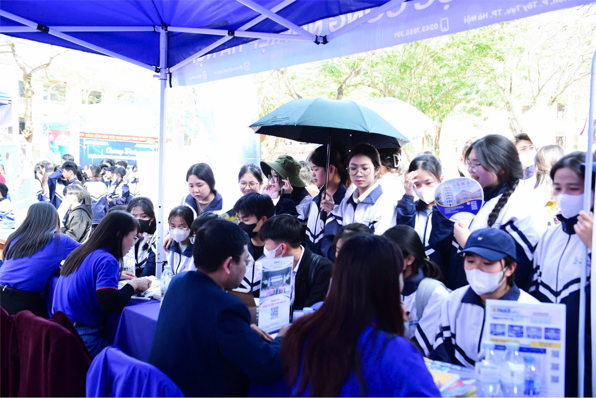 Trường Kinh tế, Đại học Công nghiệp Hà Nội tư vấn hướng nghiệp và tuyển sinh tại Trường THPT Hiệp Hòa số 2