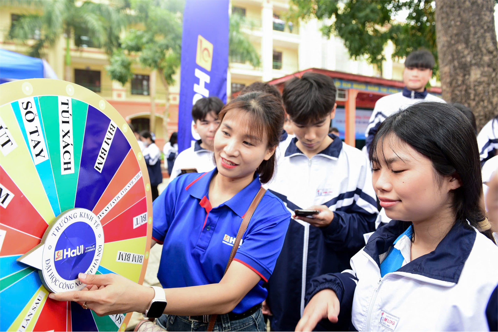 Trường Kinh tế, Đại học Công nghiệp Hà Nội tư vấn hướng nghiệp và tuyển sinh tại trường THPT Hàm Long