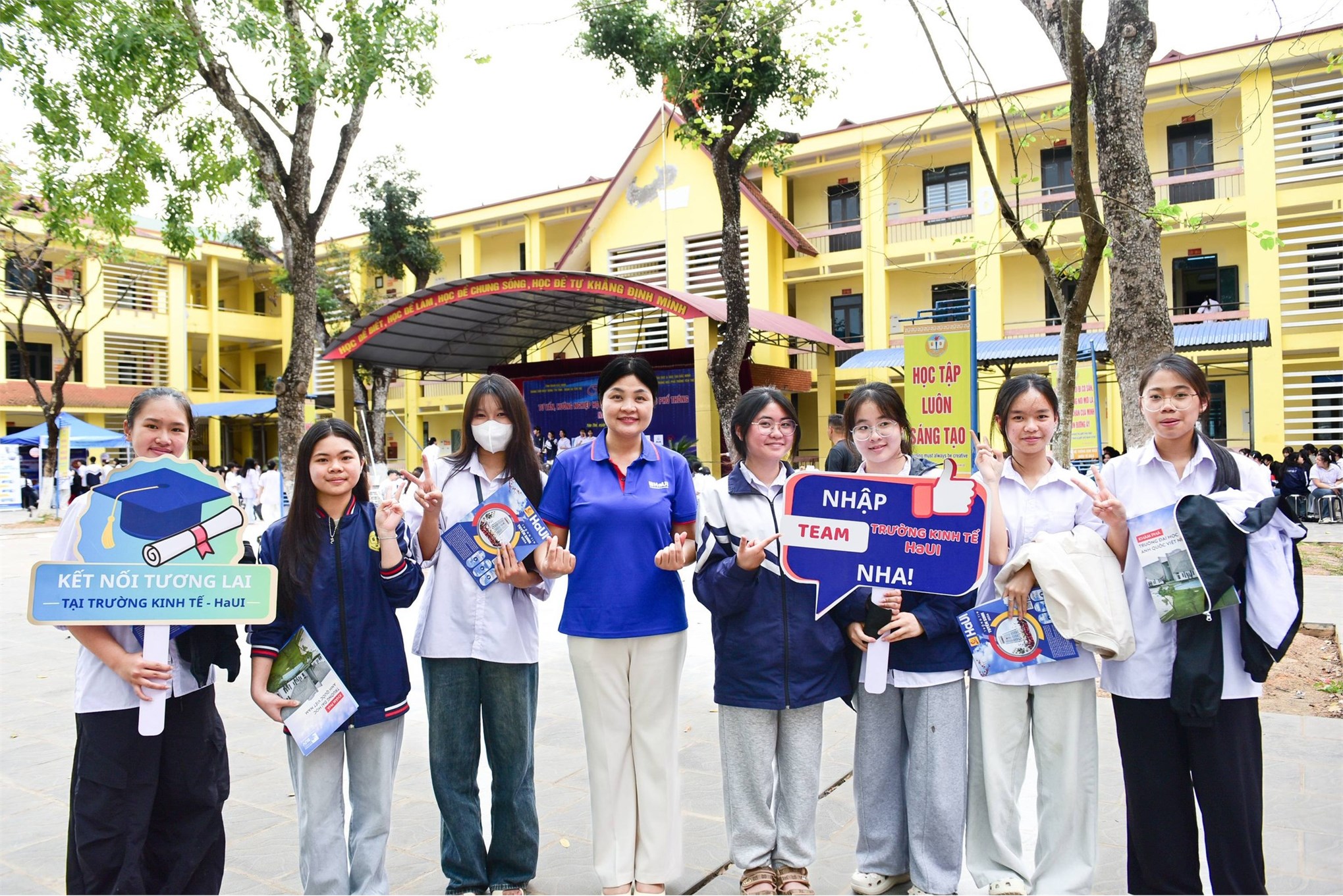 Trường Kinh tế, Đại học Công nghiệp Hà Nội tư vấn hướng nghiệp và tuyển sinh tại Trường THPT Yên Thế