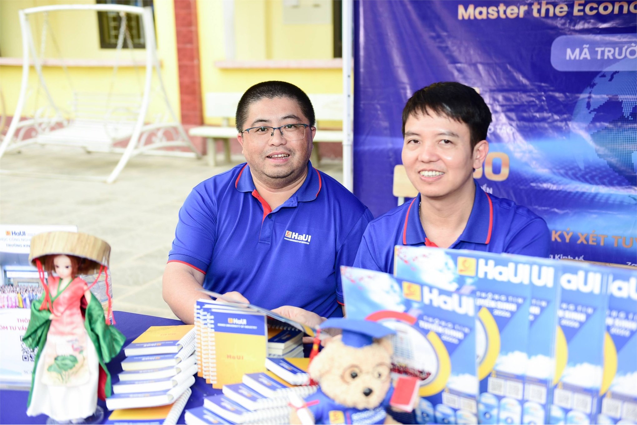 Trường Kinh tế, Đại học Công nghiệp Hà Nội tư vấn hướng nghiệp và tuyển sinh tại Trường THPT Yên Thế