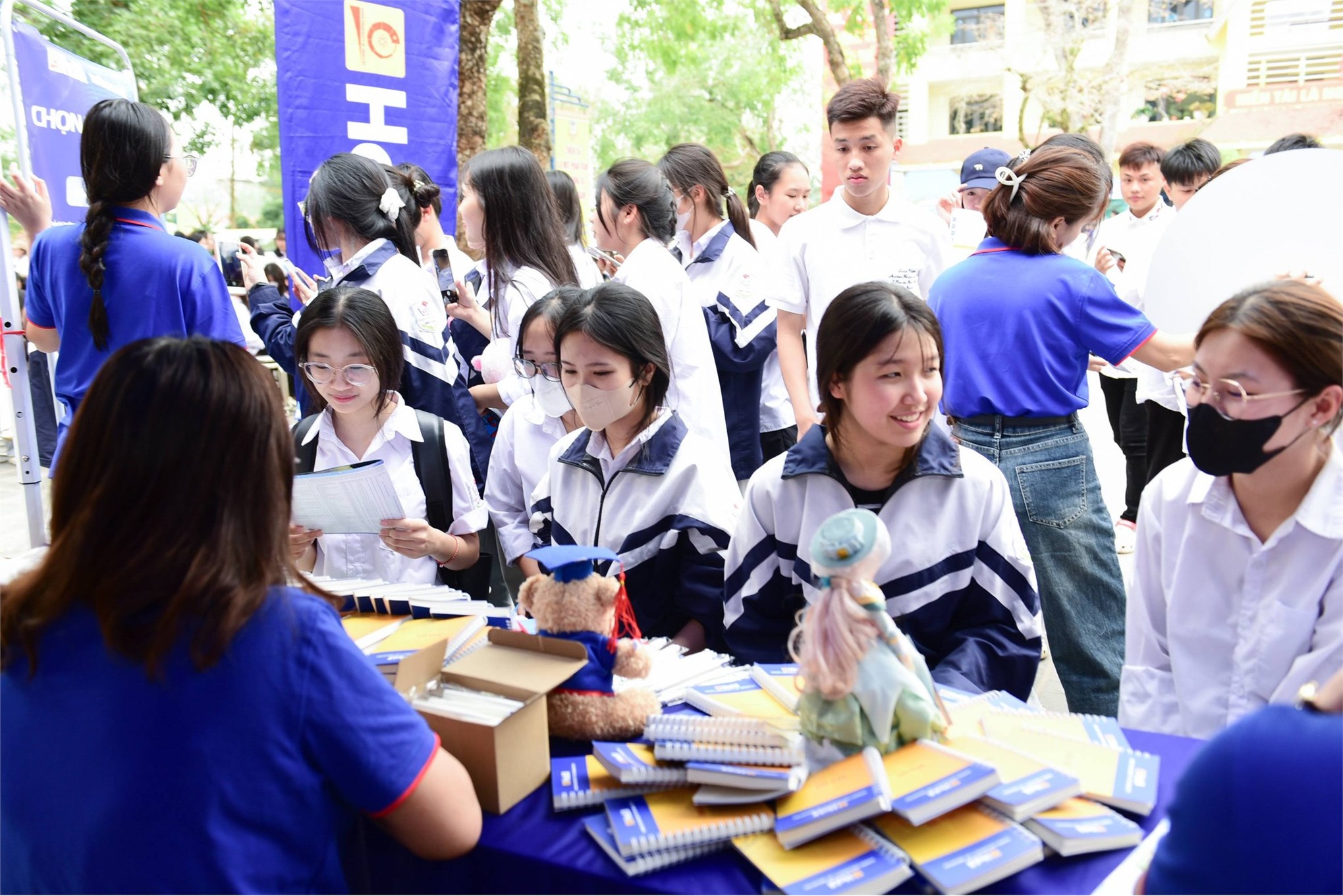 Trường Kinh tế, Đại học Công nghiệp Hà Nội tư vấn hướng nghiệp và tuyển sinh tại Trường THPT Yên Thế