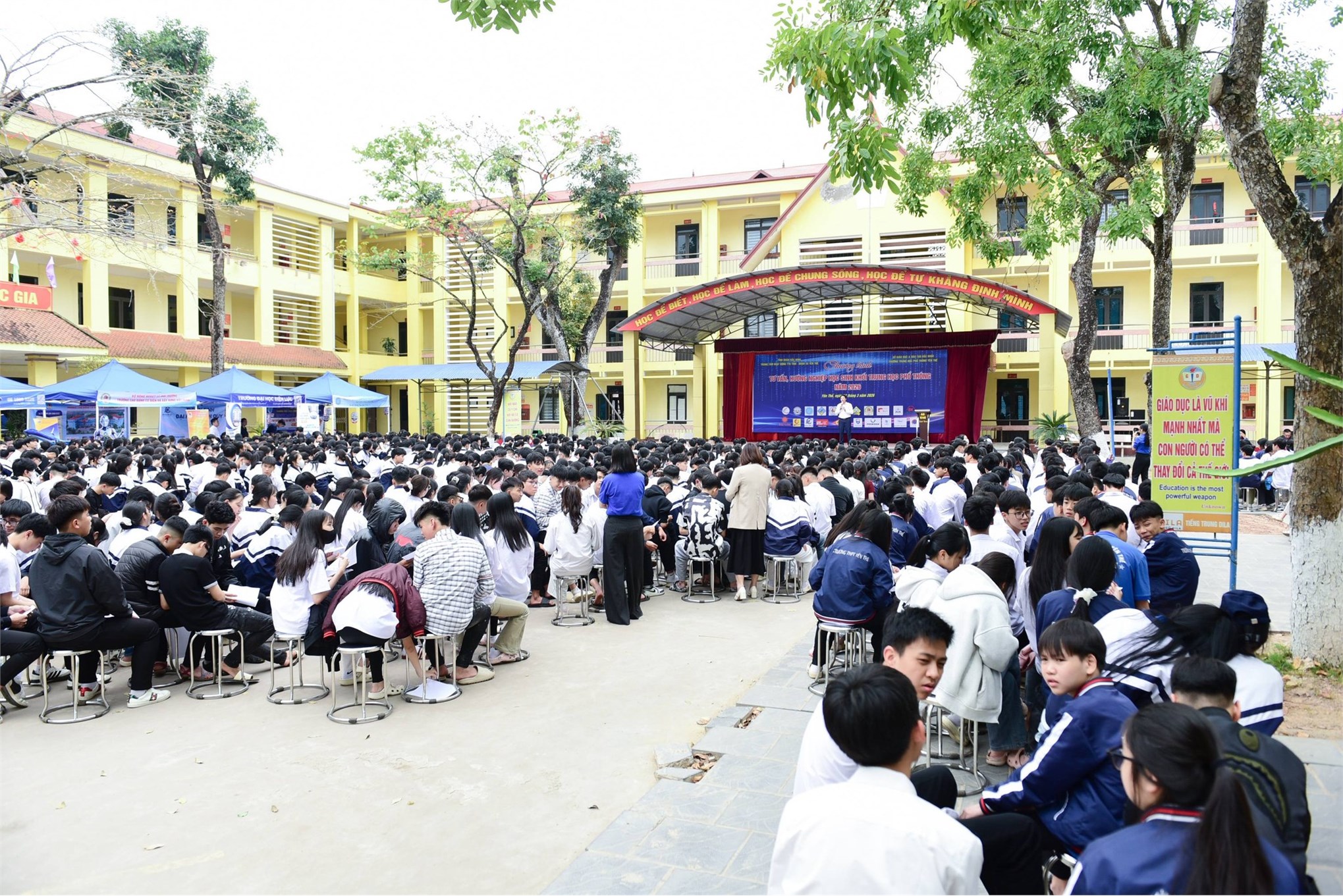 Trường Kinh tế, Đại học Công nghiệp Hà Nội tư vấn hướng nghiệp và tuyển sinh tại Trường THPT Yên Thế