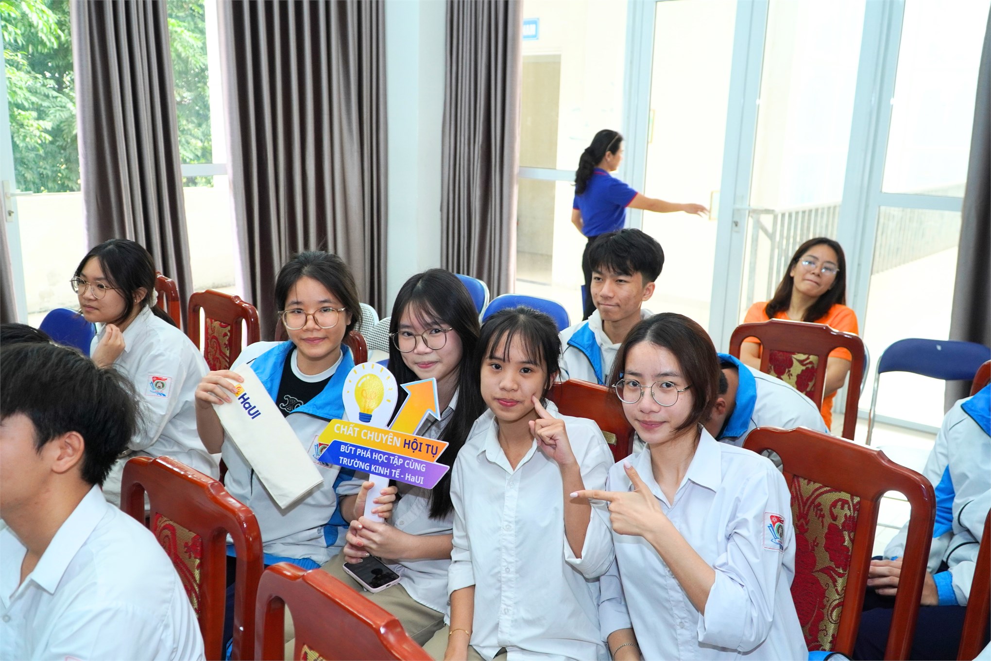 Học Kinh tế trong kỷ nguyên AI: Đại học Công nghiệp Hà Nội tư vấn hướng nghiệp cho học sinh THPT Chuyên Sơn Tây