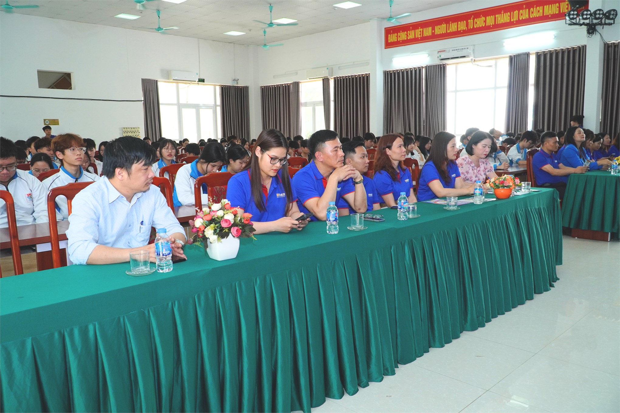 Học Kinh tế trong kỷ nguyên AI: Đại học Công nghiệp Hà Nội tư vấn hướng nghiệp cho học sinh THPT Chuyên Sơn Tây