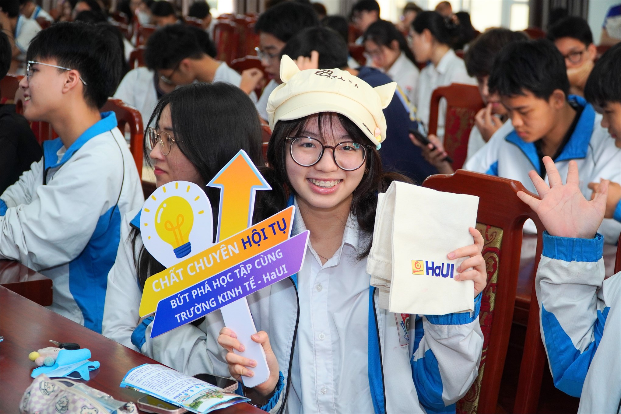 Học Kinh tế trong kỷ nguyên AI: Đại học Công nghiệp Hà Nội tư vấn hướng nghiệp cho học sinh THPT Chuyên Sơn Tây