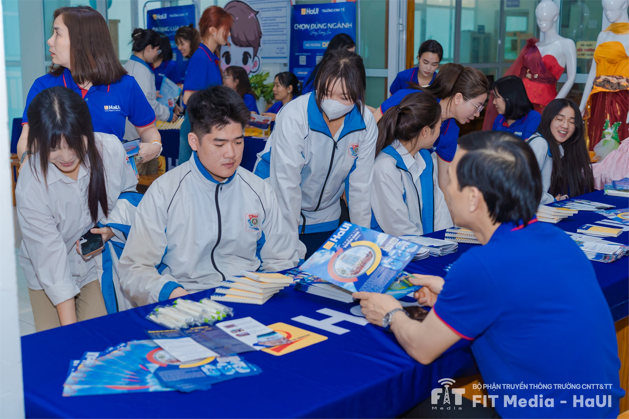 Học Kinh tế trong kỷ nguyên AI: Đại học Công nghiệp Hà Nội tư vấn hướng nghiệp cho học sinh THPT Chuyên Sơn Tây