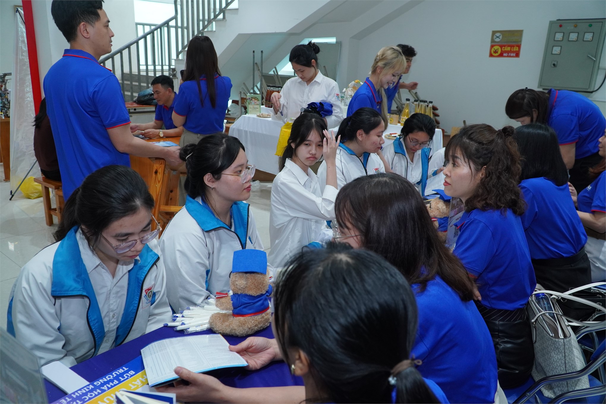 Học Kinh tế trong kỷ nguyên AI: Đại học Công nghiệp Hà Nội tư vấn hướng nghiệp cho học sinh THPT Chuyên Sơn Tây