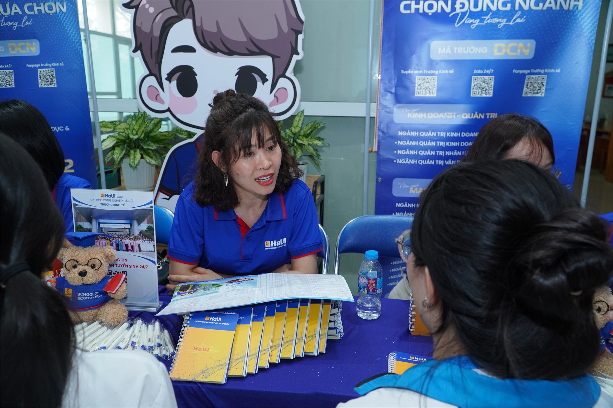 Học Kinh tế trong kỷ nguyên AI: Đại học Công nghiệp Hà Nội tư vấn hướng nghiệp cho học sinh THPT Chuyên Sơn Tây