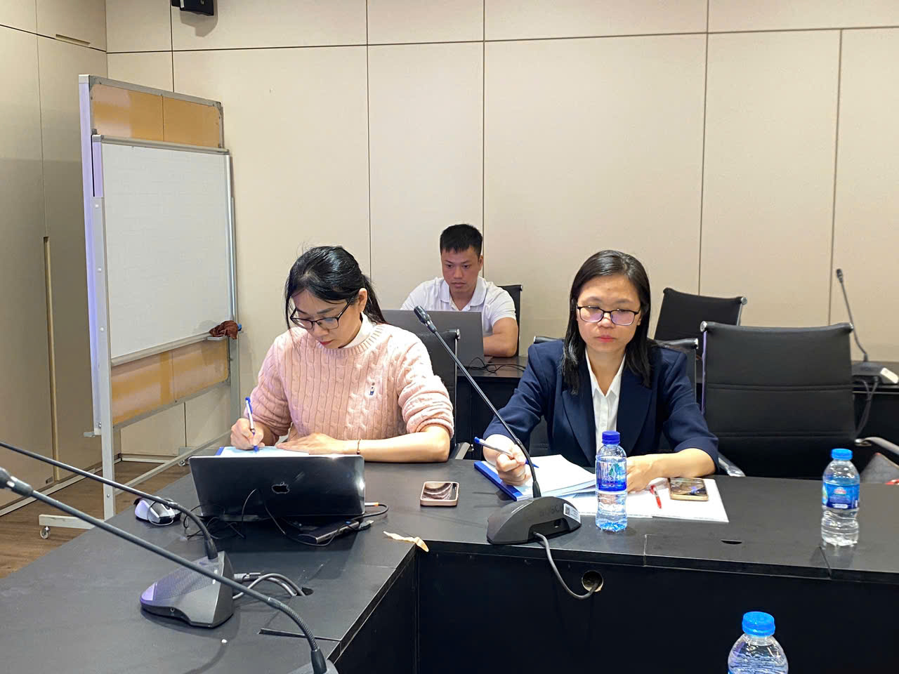 Trường Kinh tế tổ chức Hội thảo cấp trường luận án Tiến sĩ cho Nghiên cứu sinh Nguyễn Thị Linh