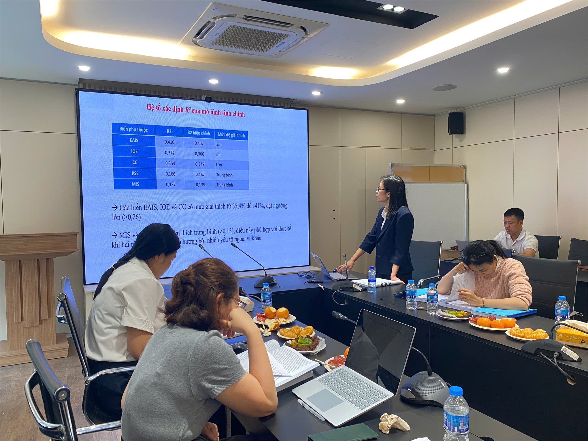 Trường Kinh tế tổ chức Hội thảo cấp trường luận án tiến sĩ cho Nghiên cứu sinh Đặng Thị Thu Hà