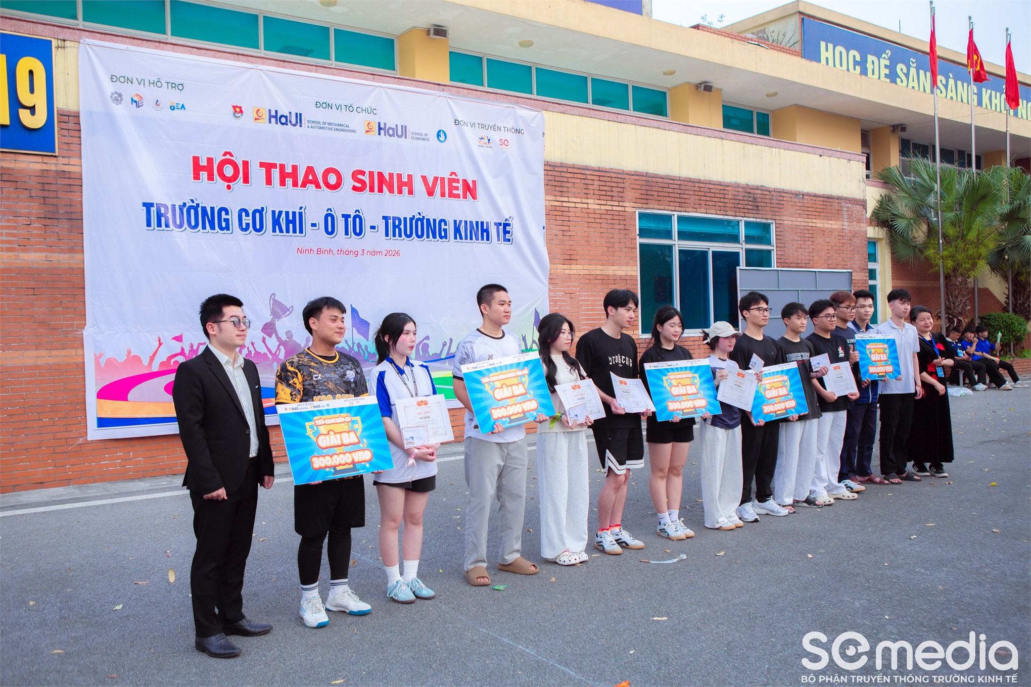 Ấn tượng sức trẻ Sinh viên Trường Kinh tế trong chuỗi hoạt động Thời trang xanh (Green fashion contest) & Hội khỏe sinh viên cơ sở 3