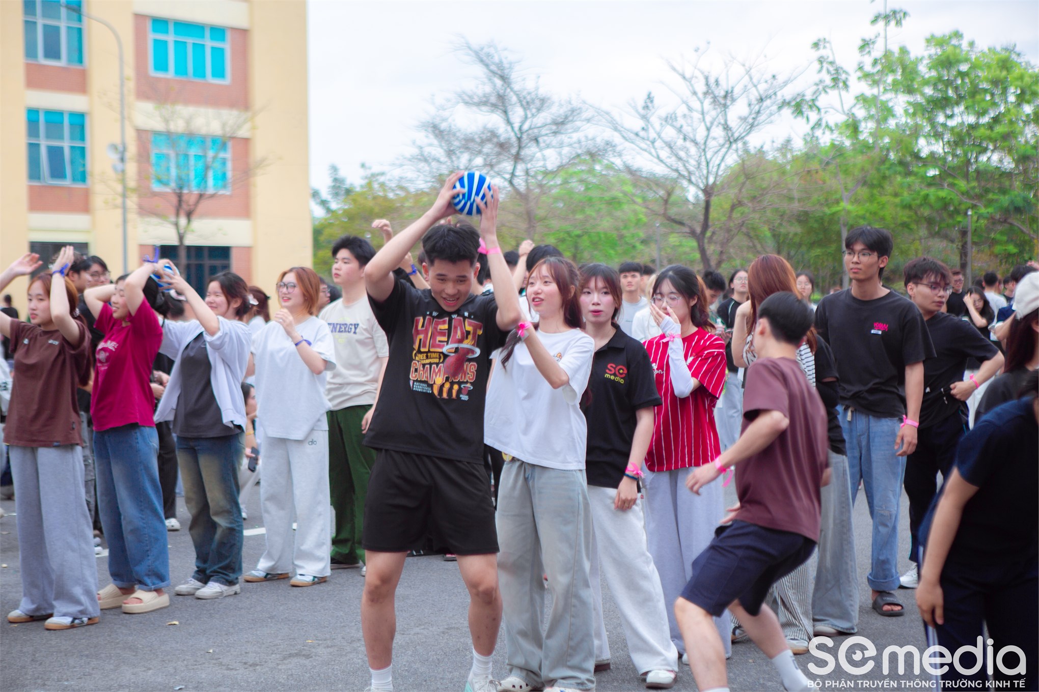 Ấn tượng sức trẻ Sinh viên Trường Kinh tế trong chuỗi hoạt động Thời trang xanh (Green fashion contest) & Hội khỏe sinh viên cơ sở 3