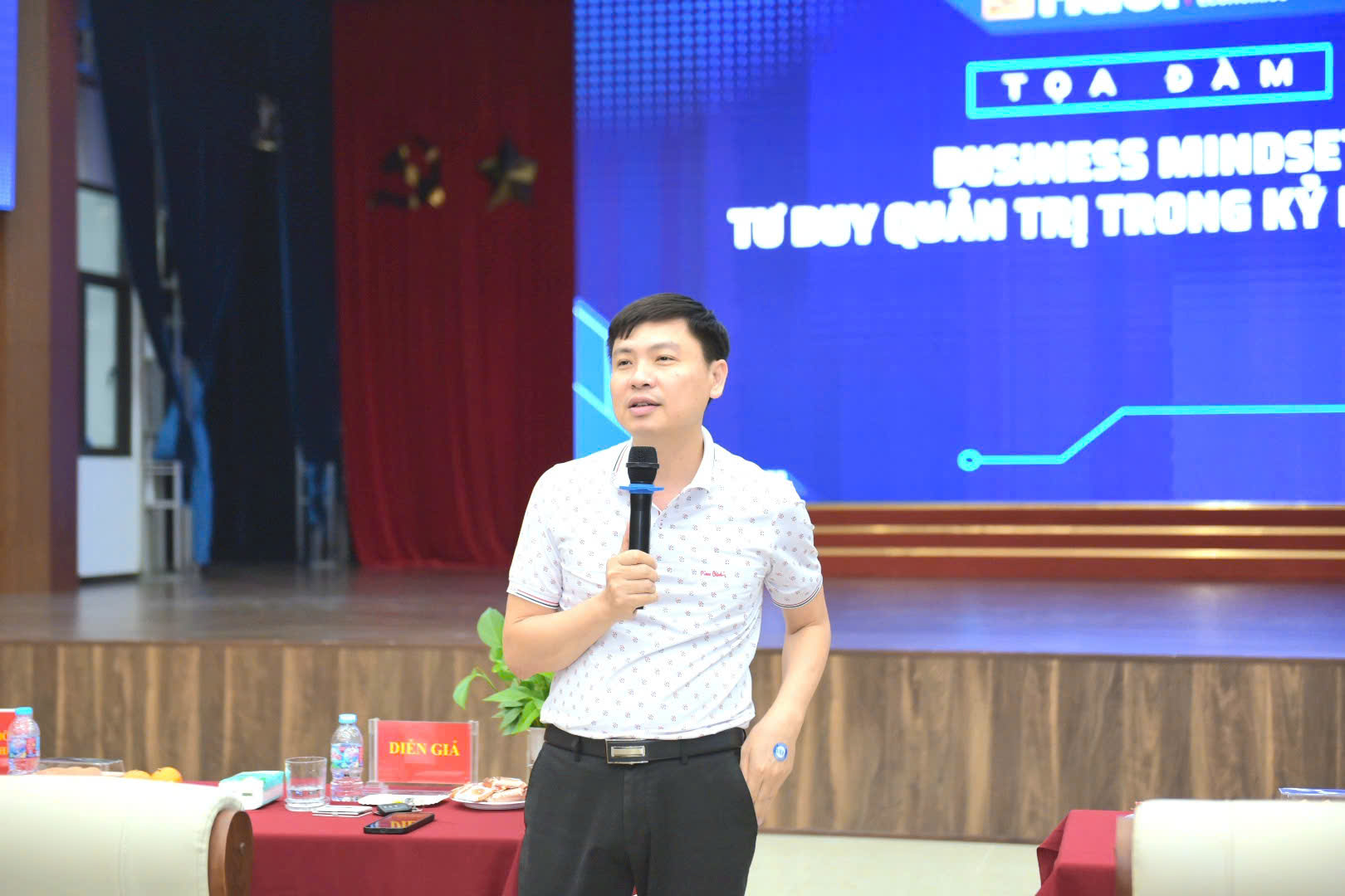 Tọa đàm “Business Mindset”: Kết nối thực tiễn và khơi nguồn tư duy kinh doanh cho sinh viên Khoa Quản trị