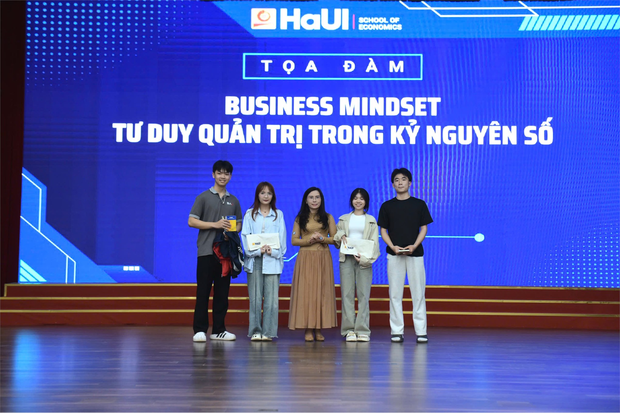 Tọa đàm “Business Mindset”: Kết nối thực tiễn và khơi nguồn tư duy kinh doanh cho sinh viên Khoa Quản trị