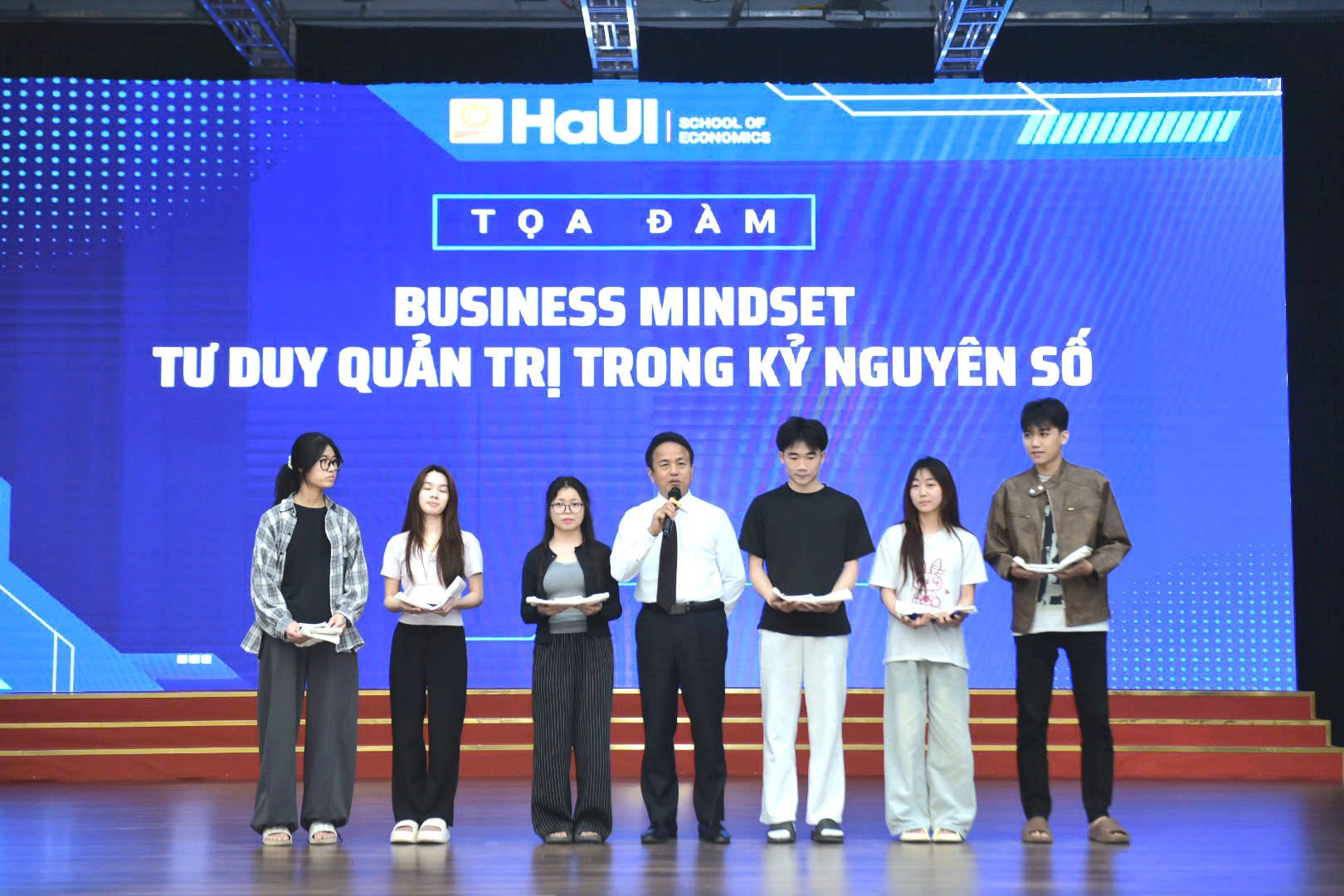 Tọa đàm “Business Mindset”: Kết nối thực tiễn và khơi nguồn tư duy kinh doanh cho sinh viên Khoa Quản trị