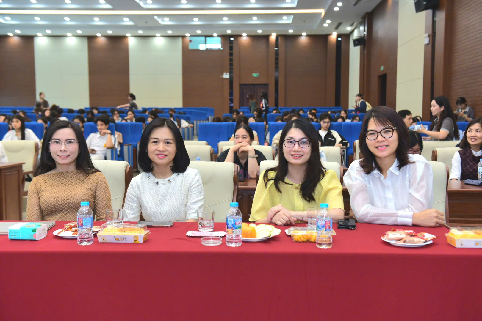 Tọa đàm “Business Mindset”: Kết nối thực tiễn và khơi nguồn tư duy kinh doanh cho sinh viên Khoa Quản trị