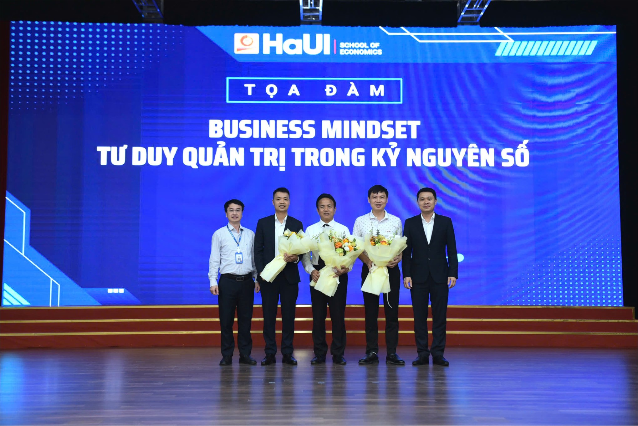 Tọa đàm “Business Mindset”: Kết nối thực tiễn và khơi nguồn tư duy kinh doanh cho sinh viên Khoa Quản trị