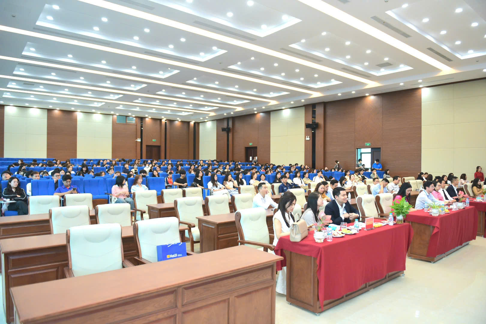 Tọa đàm “Business Mindset”: Kết nối thực tiễn và khơi nguồn tư duy kinh doanh cho sinh viên Khoa Quản trị