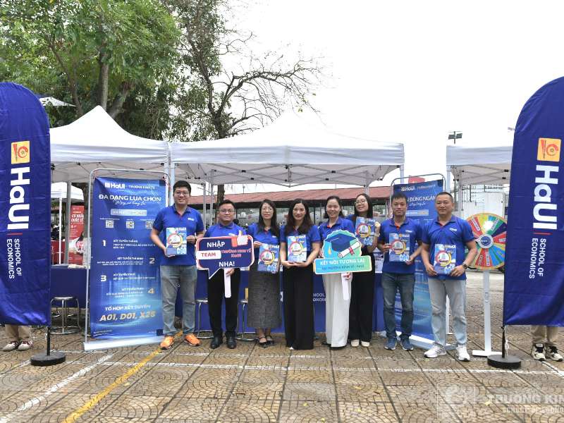 Trường Kinh tế, Đại học Công nghiệp Hà Nội tư vấn hướng nghiệp và tuyển sinh tại Trường THPT Trung Văn