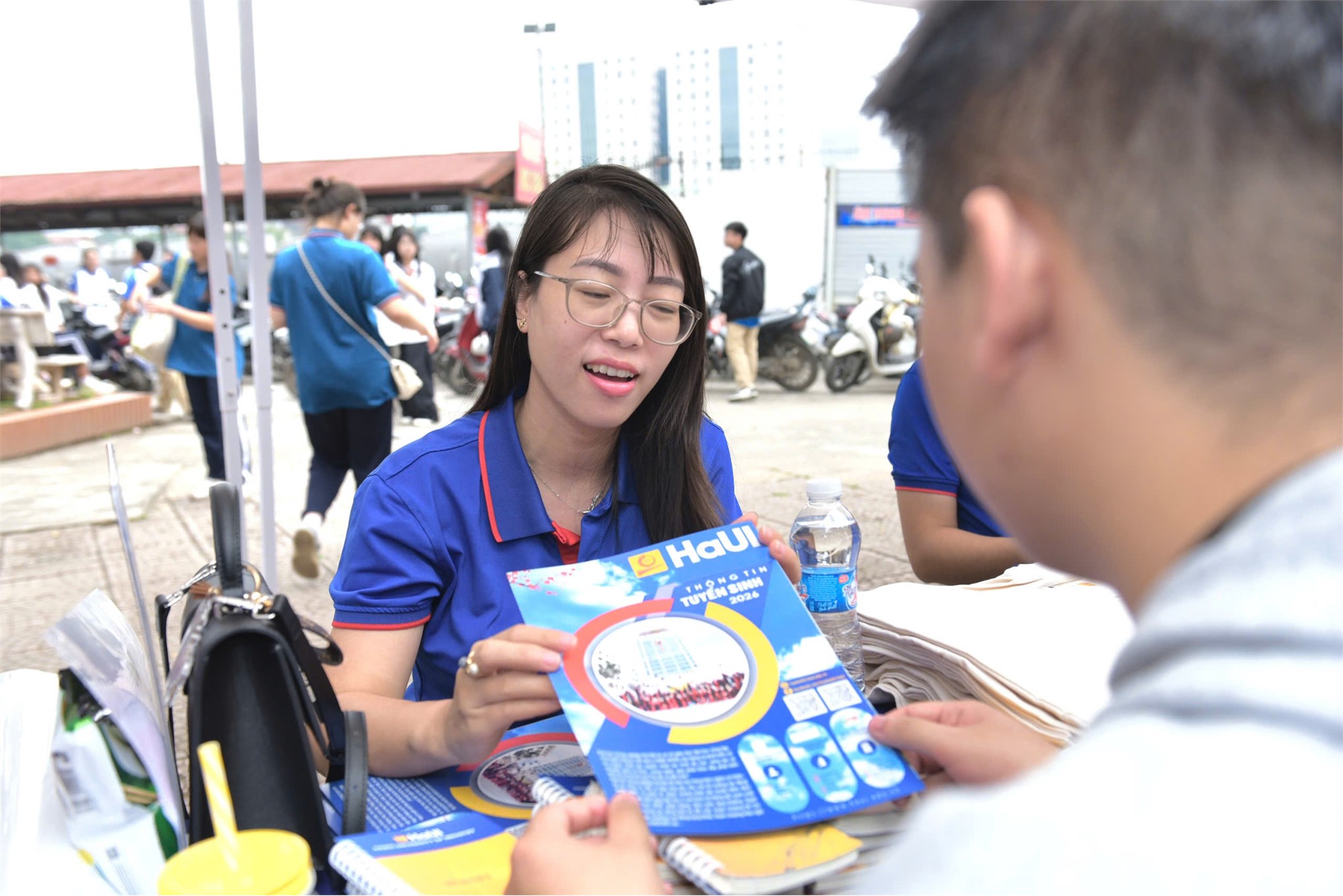 Trường Kinh tế, Đại học Công nghiệp Hà Nội tư vấn hướng nghiệp và tuyển sinh tại Trường THPT Trung Văn