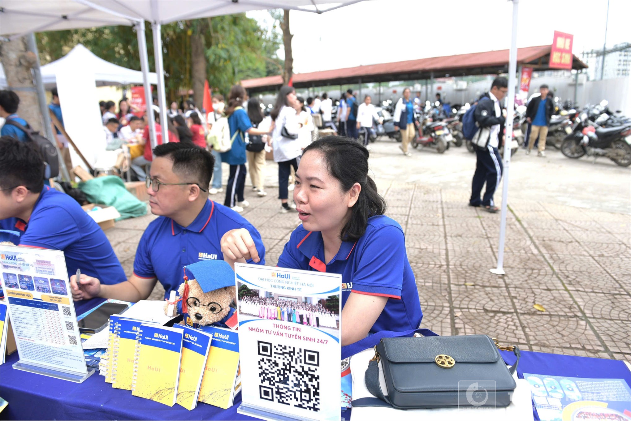 Trường Kinh tế, Đại học Công nghiệp Hà Nội tư vấn hướng nghiệp và tuyển sinh tại Trường THPT Trung Văn