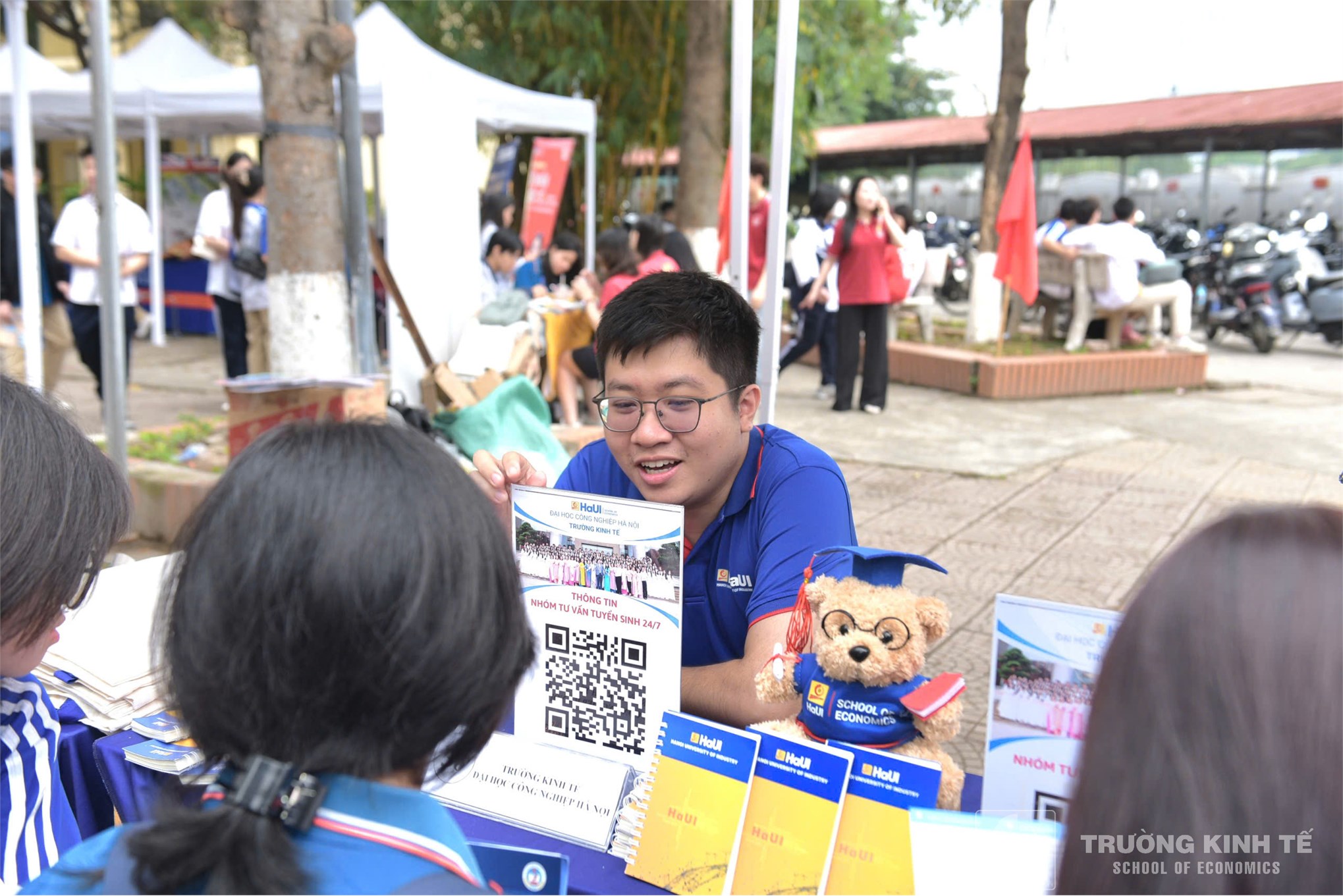 Trường Kinh tế, Đại học Công nghiệp Hà Nội tư vấn hướng nghiệp và tuyển sinh tại Trường THPT Trung Văn