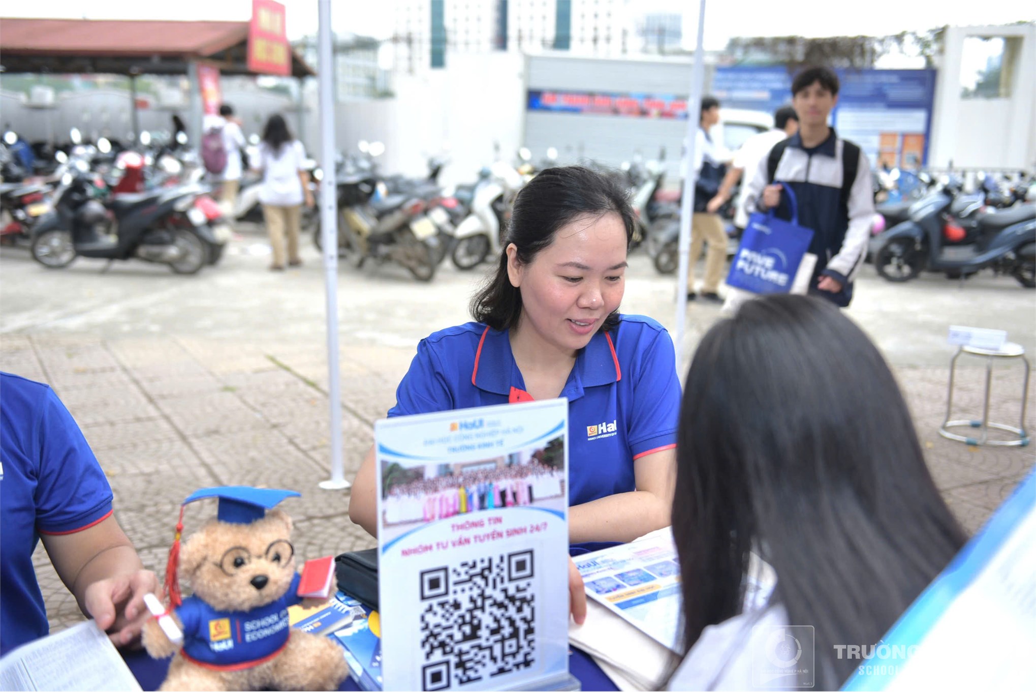 Trường Kinh tế, Đại học Công nghiệp Hà Nội tư vấn hướng nghiệp và tuyển sinh tại Trường THPT Trung Văn