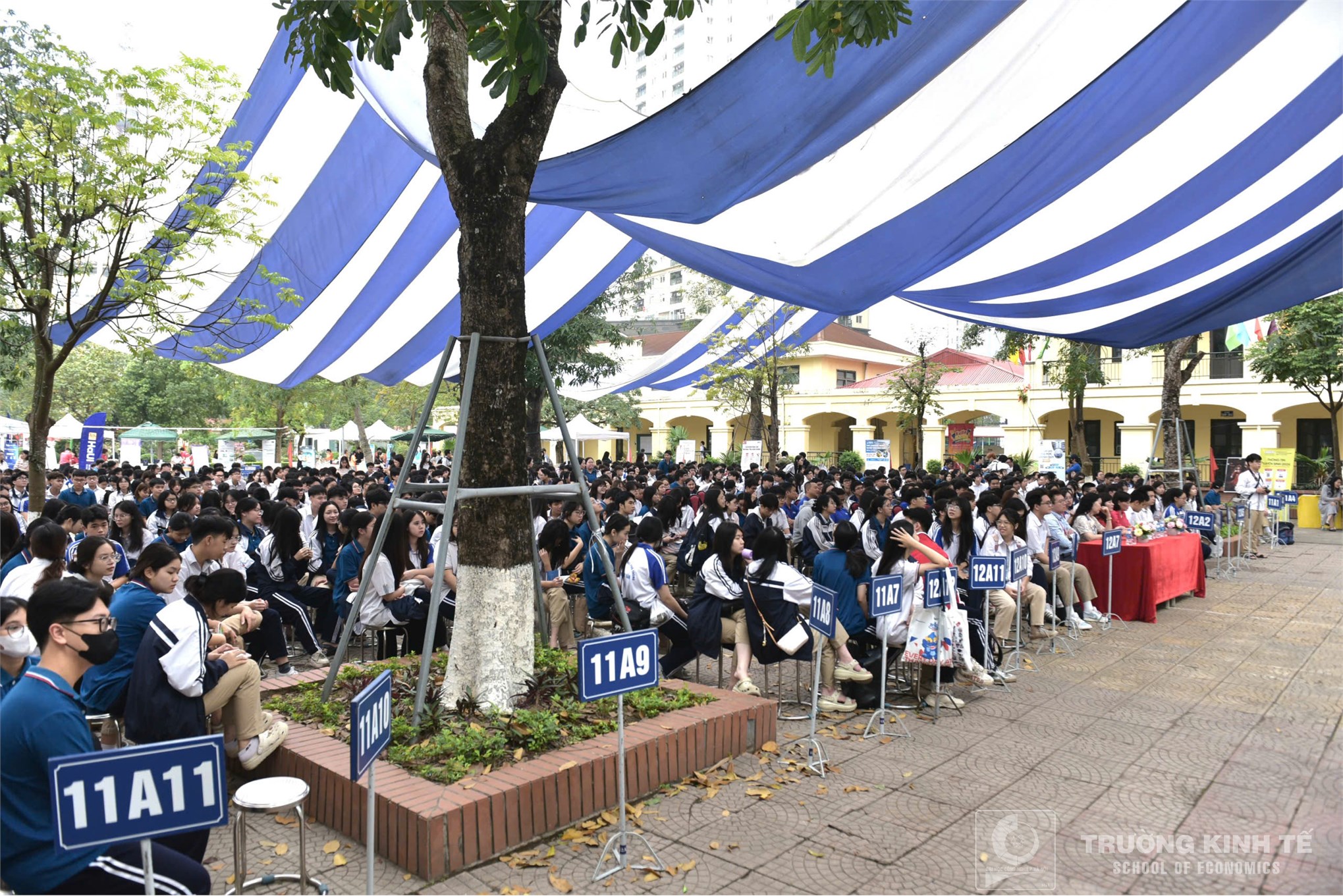 Trường Kinh tế, Đại học Công nghiệp Hà Nội tư vấn hướng nghiệp và tuyển sinh tại Trường THPT Trung Văn