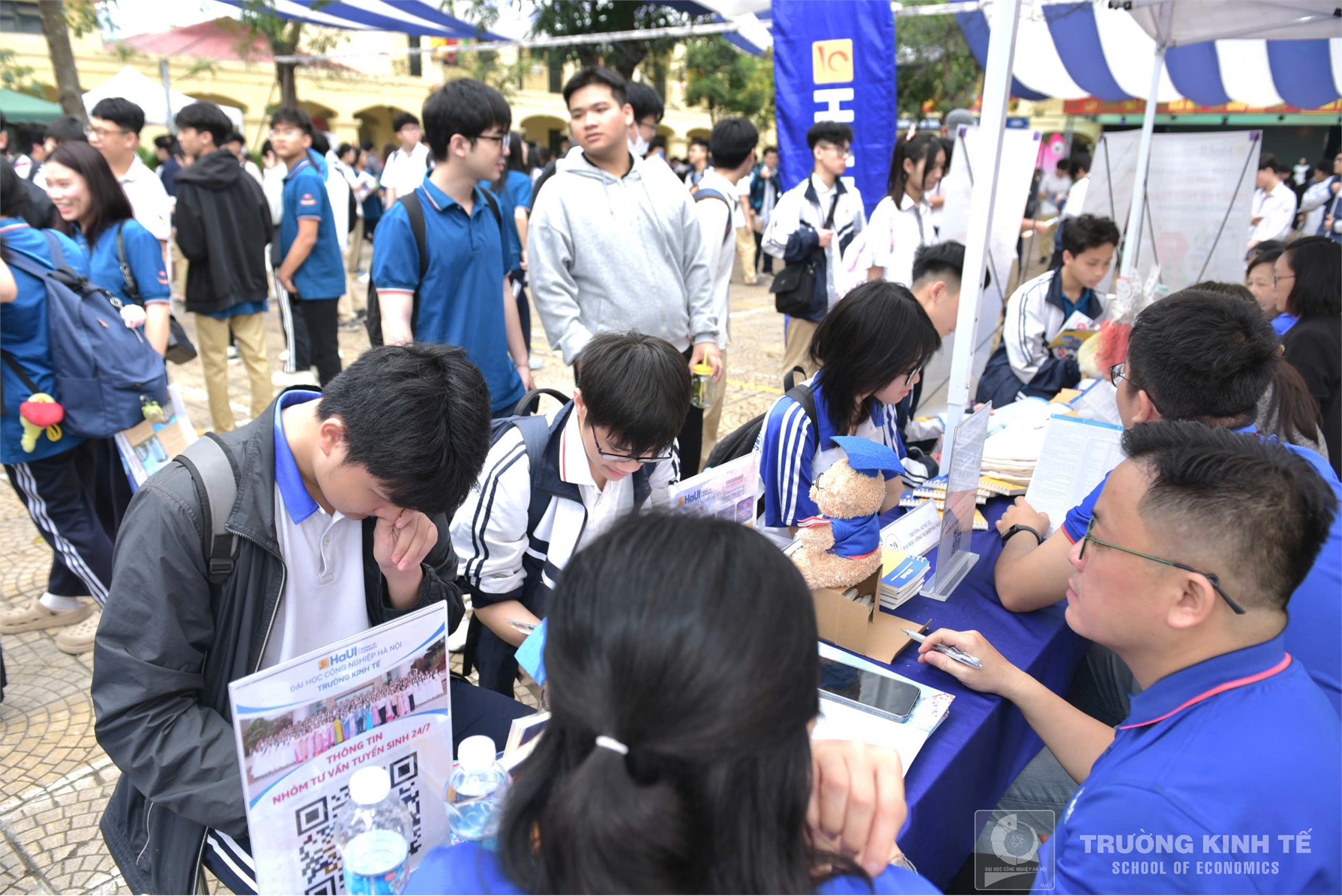 Trường Kinh tế, Đại học Công nghiệp Hà Nội tư vấn hướng nghiệp và tuyển sinh tại Trường THPT Trung Văn