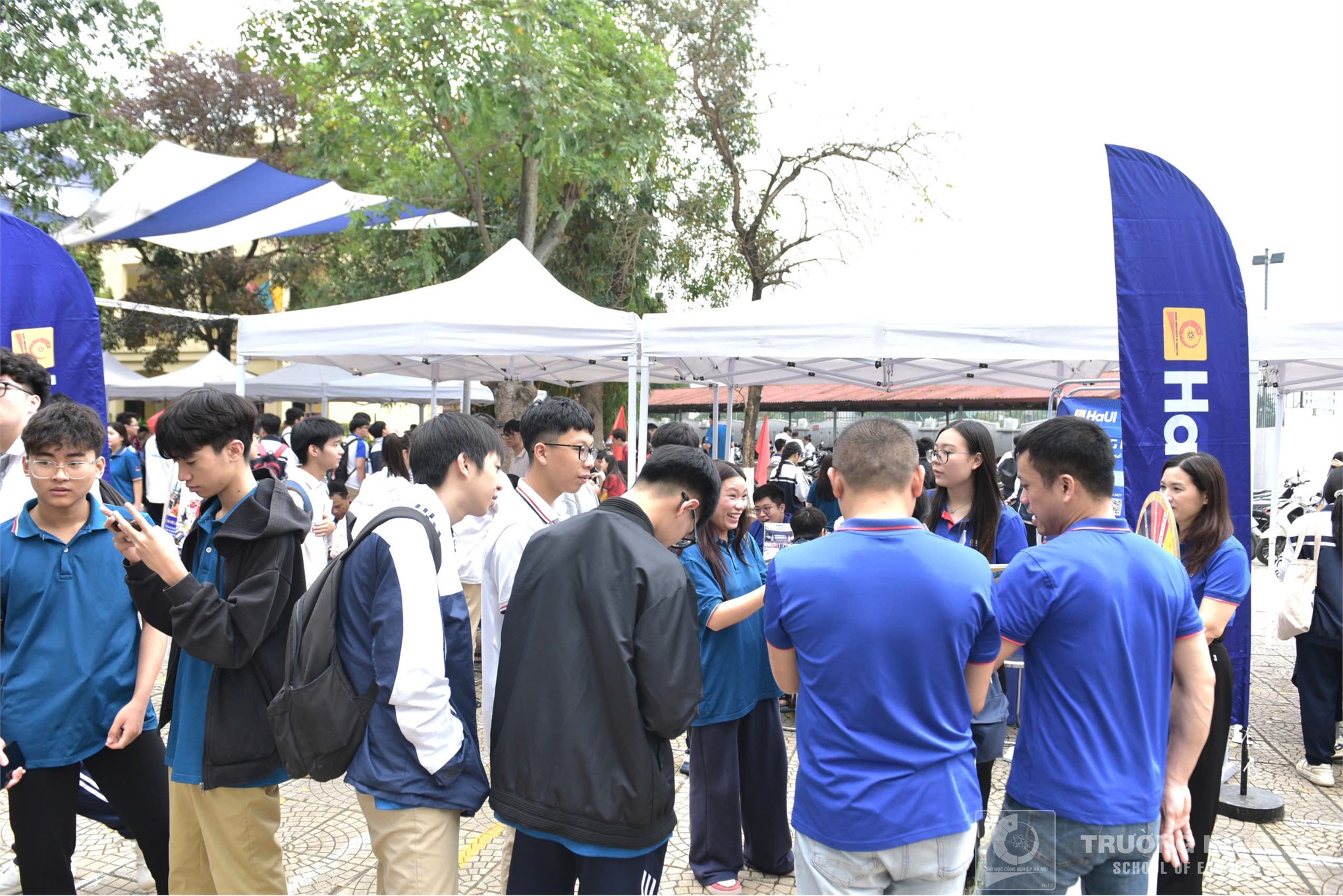 Trường Kinh tế, Đại học Công nghiệp Hà Nội tư vấn hướng nghiệp và tuyển sinh tại Trường THPT Trung Văn