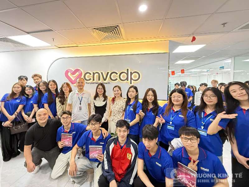 Sinh viên Khoa Kinh doanh số – Trường Kinh tế (HaUI) tham quan thực tế tại Công ty TNHH CNV Holdings