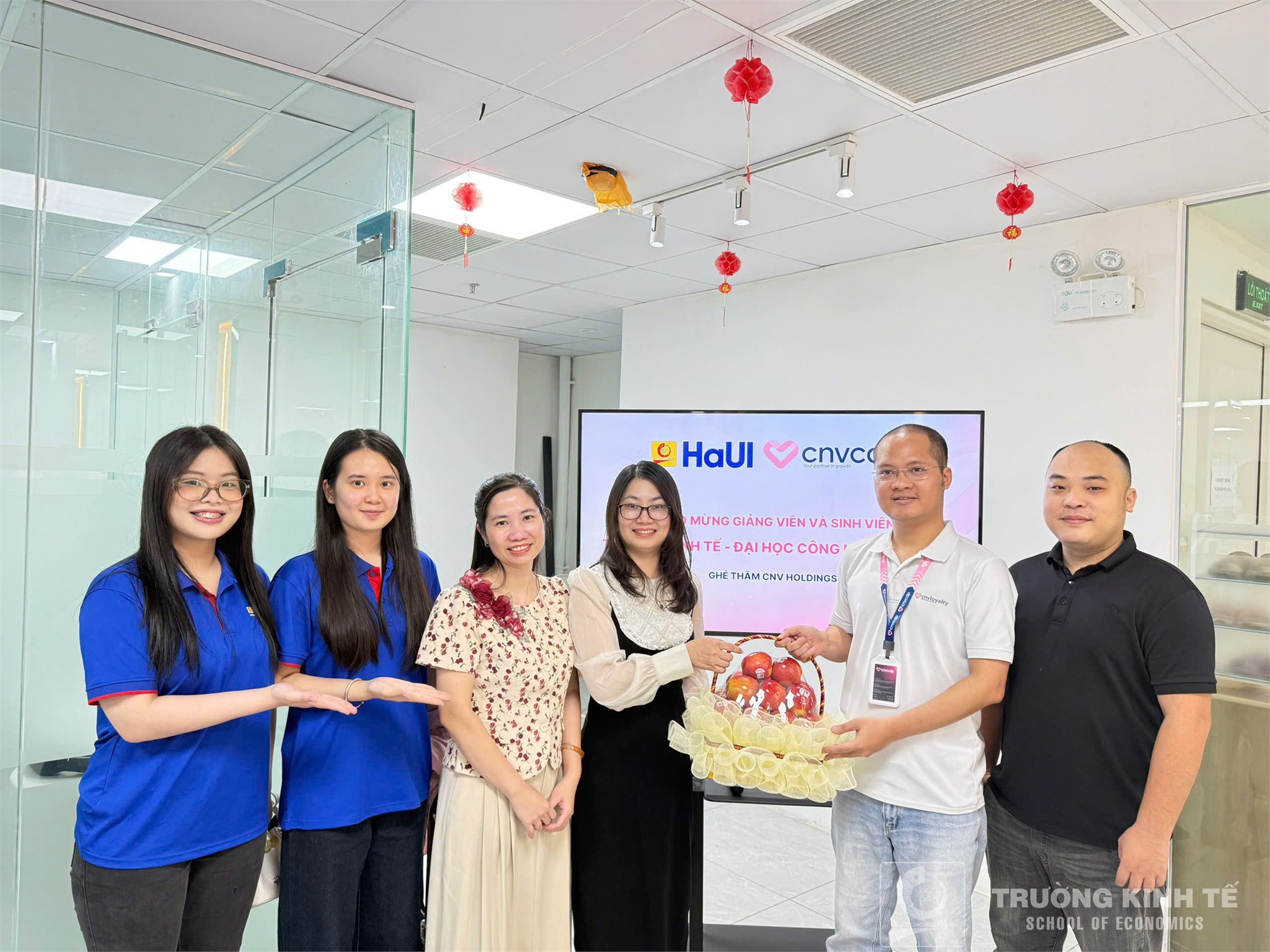 Sinh viên Khoa Kinh doanh số – Trường Kinh tế (HaUI) tham quan thực tế tại Công ty TNHH CNV Holdings