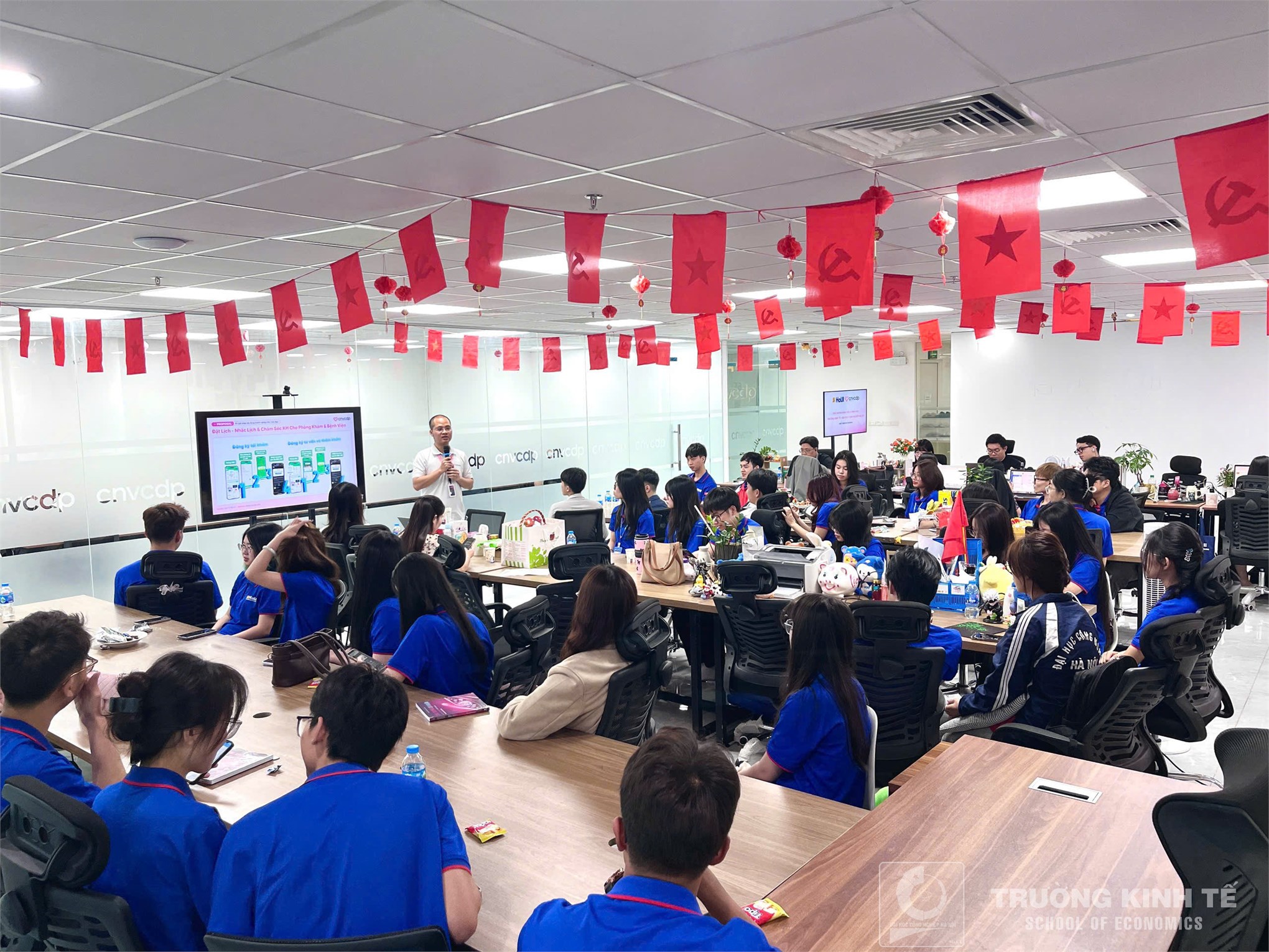 Sinh viên Khoa Kinh doanh số – Trường Kinh tế (HaUI) tham quan thực tế tại Công ty TNHH CNV Holdings
