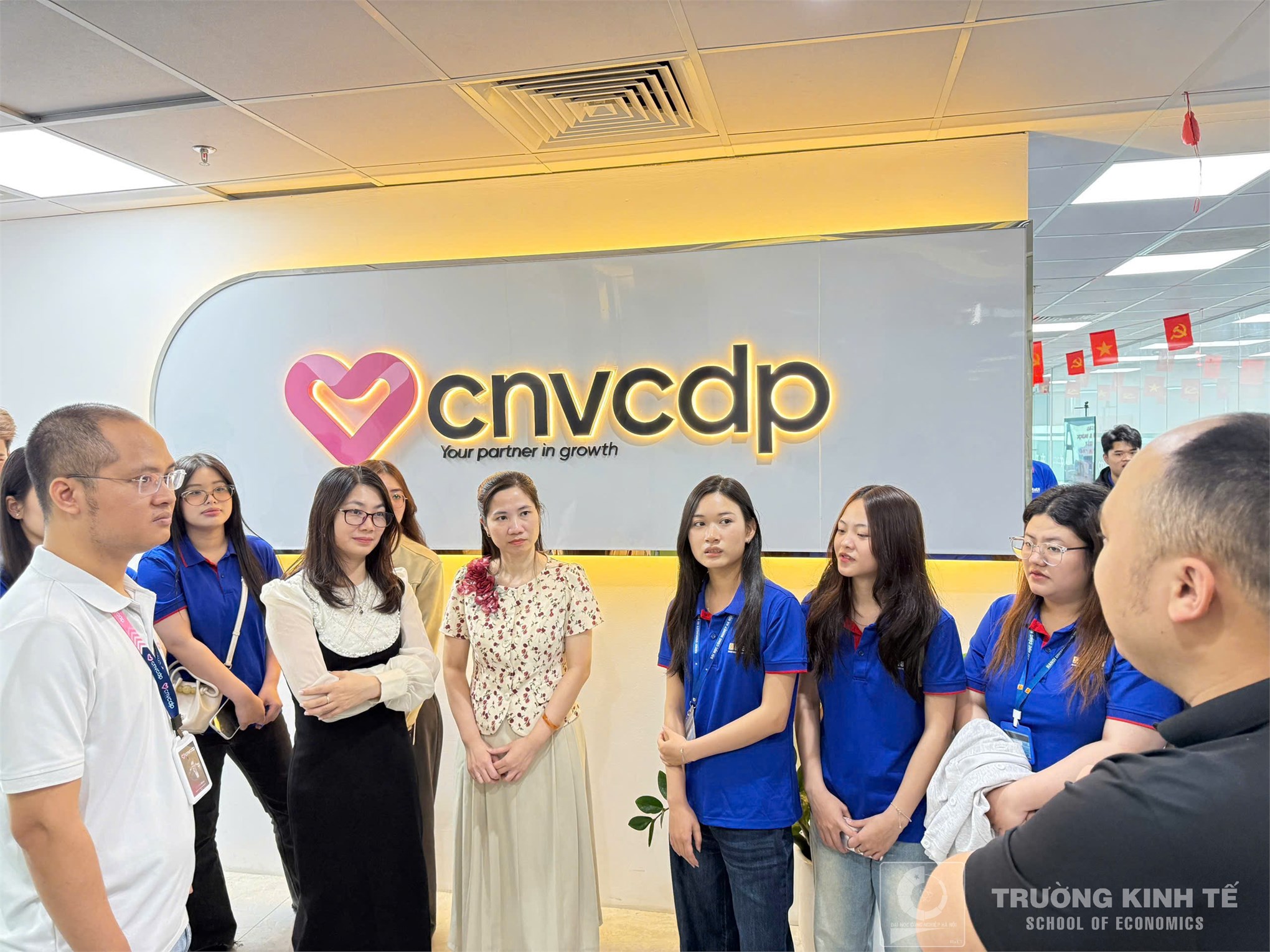 Sinh viên Khoa Kinh doanh số – Trường Kinh tế (HaUI) tham quan thực tế tại Công ty TNHH CNV Holdings