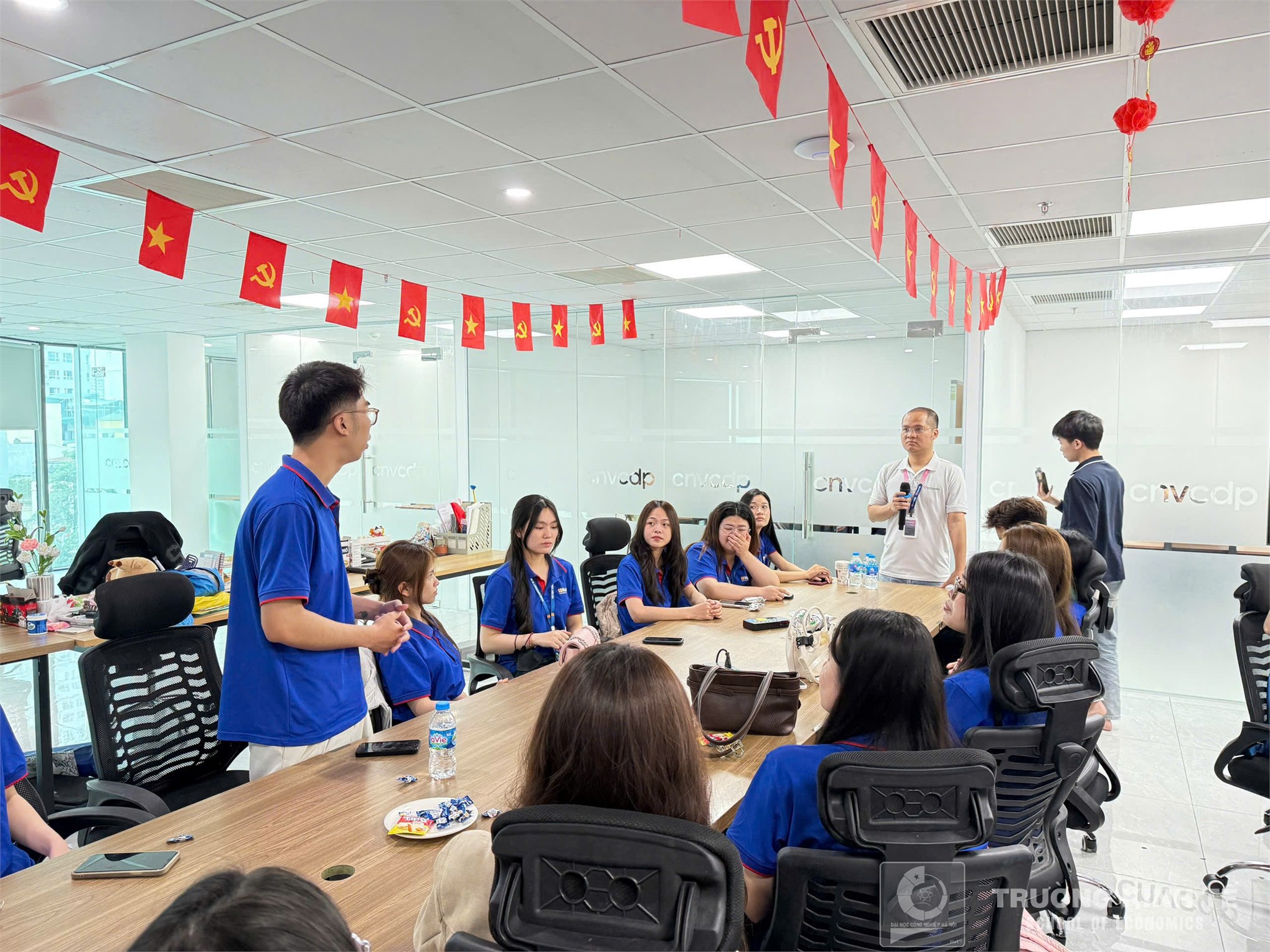 Sinh viên Khoa Kinh doanh số – Trường Kinh tế (HaUI) tham quan thực tế tại Công ty TNHH CNV Holdings