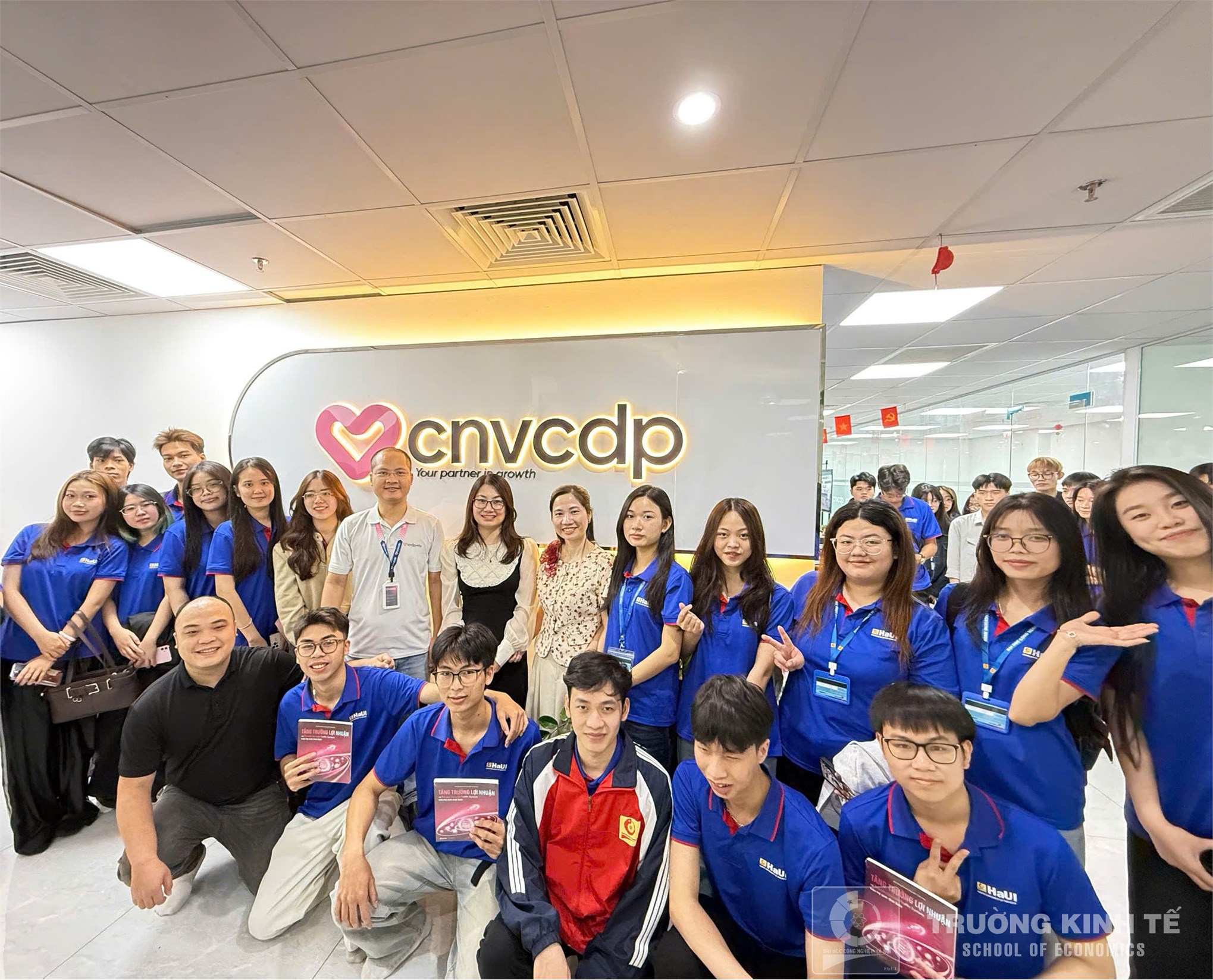 Sinh viên Khoa Kinh doanh số – Trường Kinh tế (HaUI) tham quan thực tế tại Công ty TNHH CNV Holdings