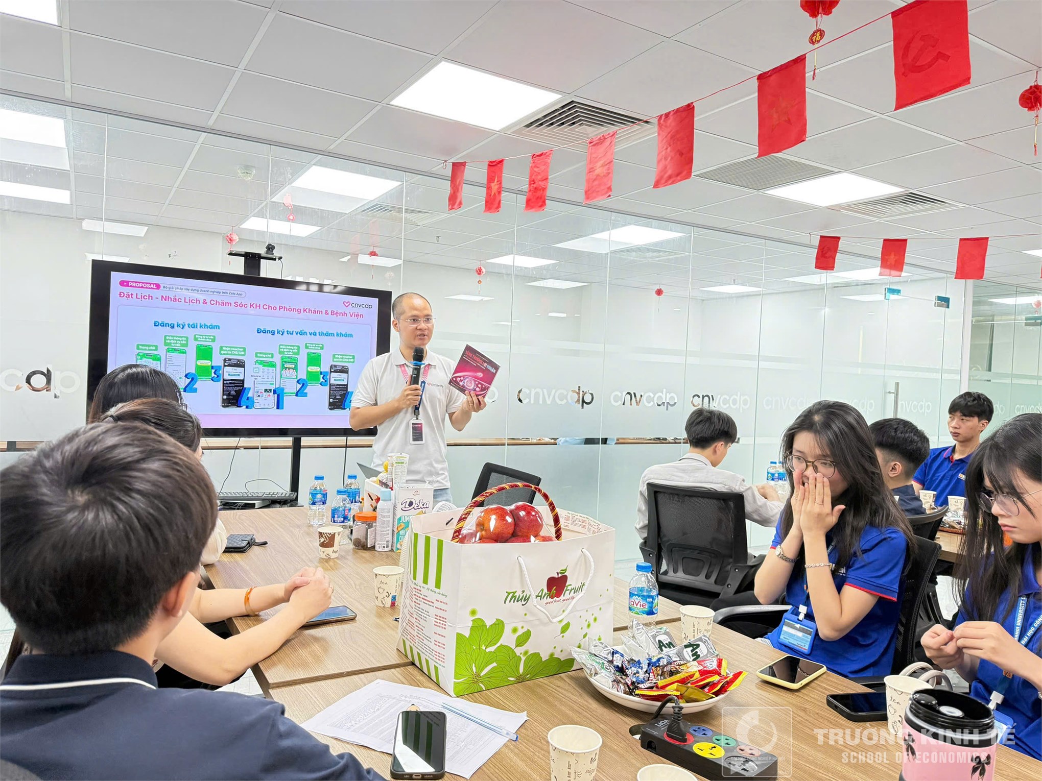 Sinh viên Khoa Kinh doanh số – Trường Kinh tế (HaUI) tham quan thực tế tại Công ty TNHH CNV Holdings